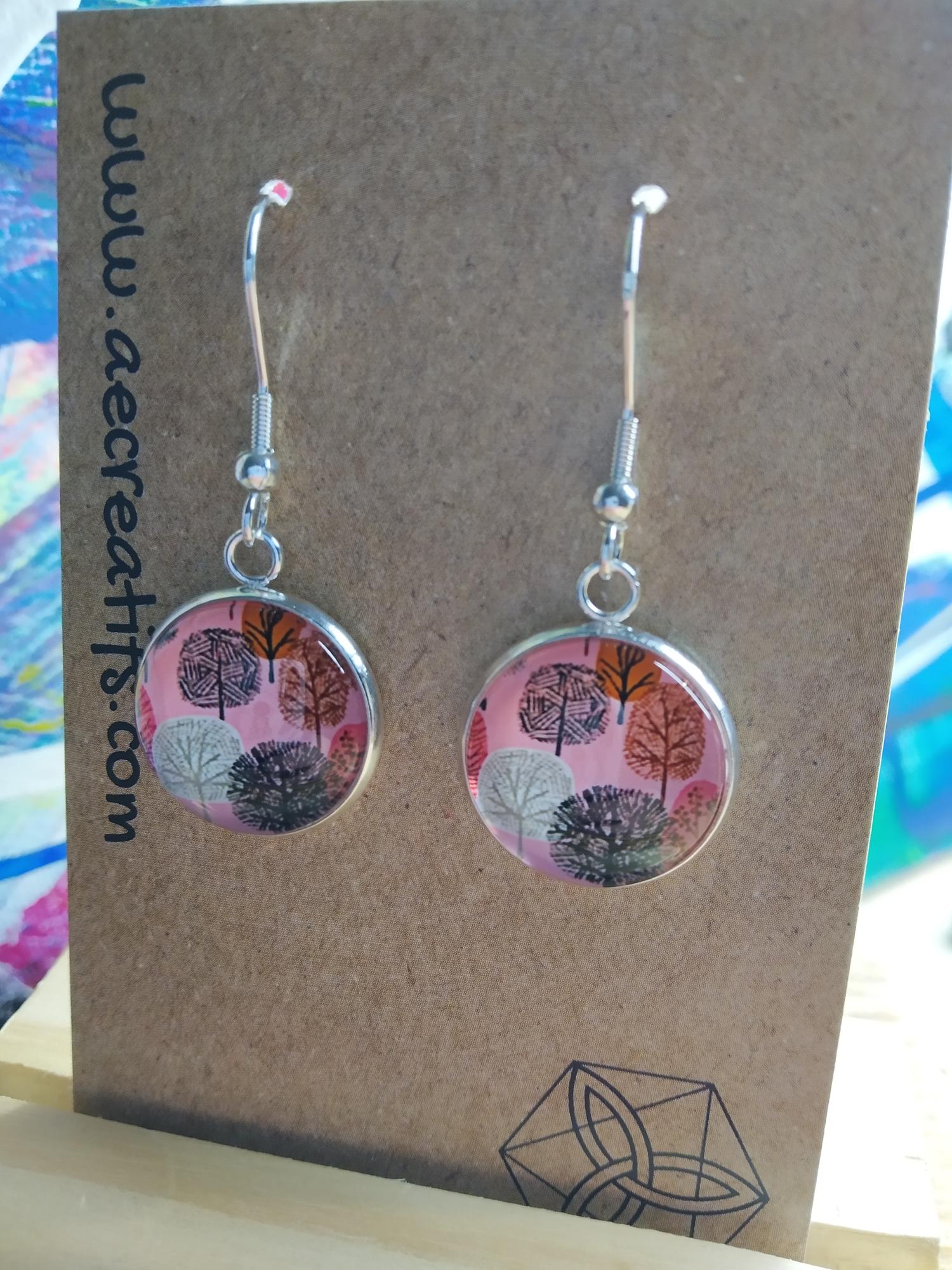 Boucles d&#039;oreilles cabochons arbre rose. 