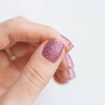 Manucure pailleté rose