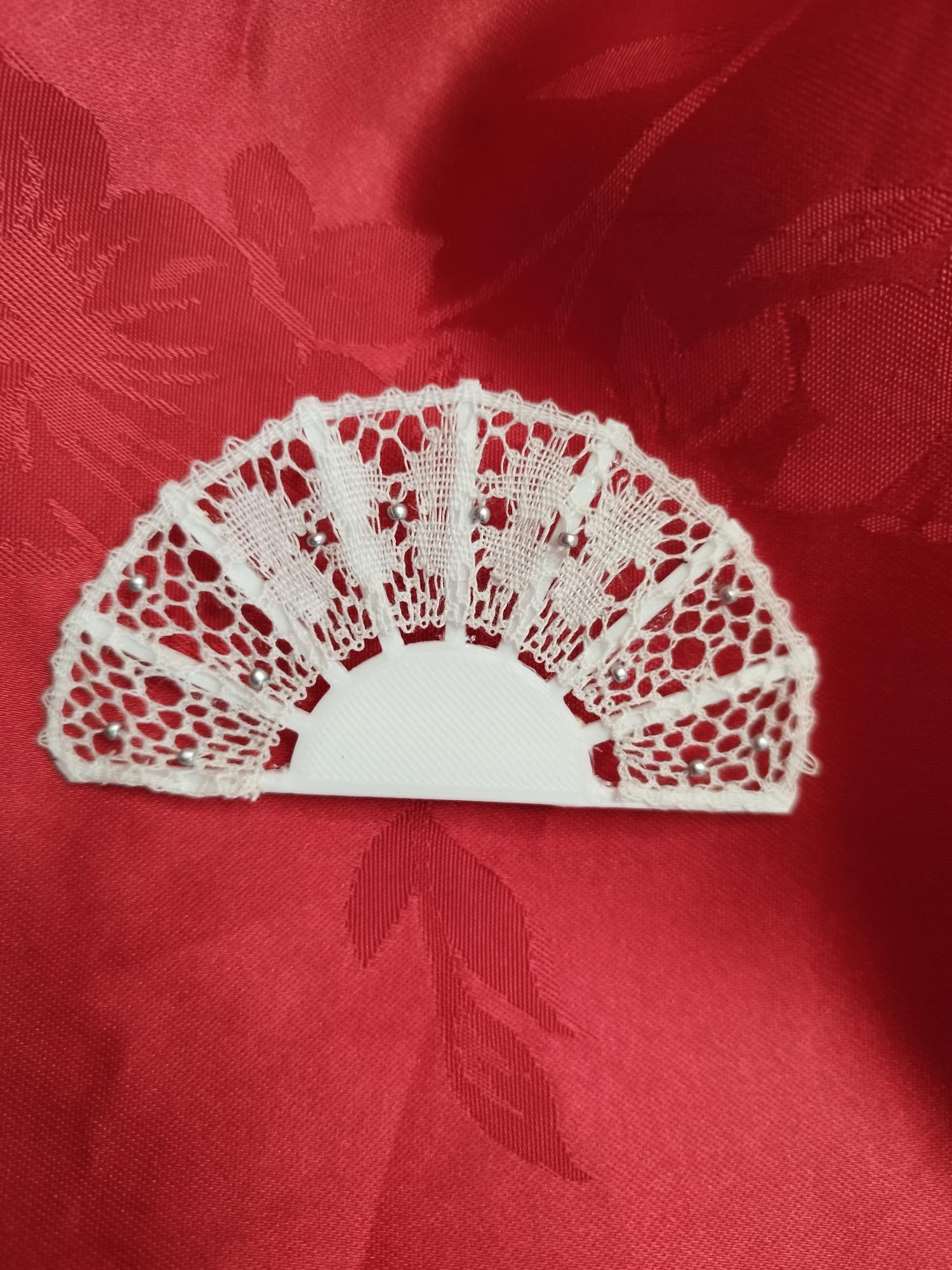 Broche éventail blanc dentelle et perles grise 