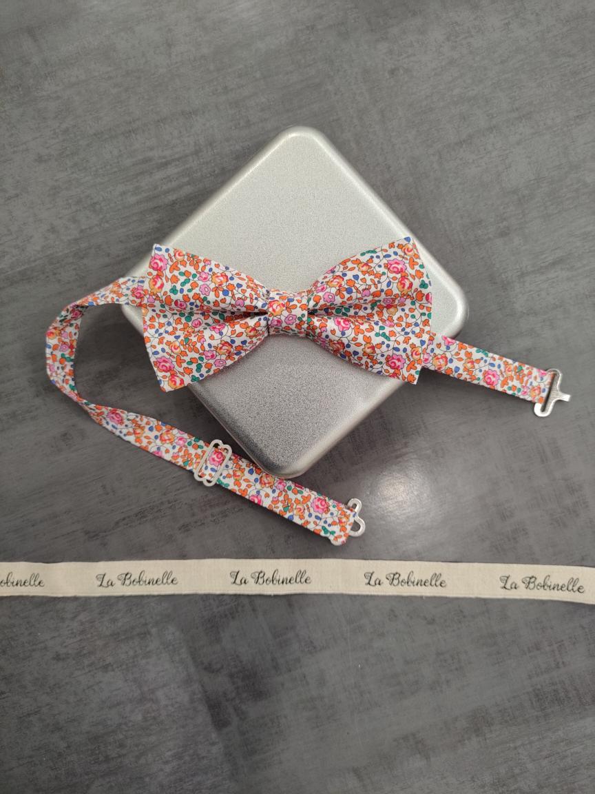 Noeud papillon fleurs oranges