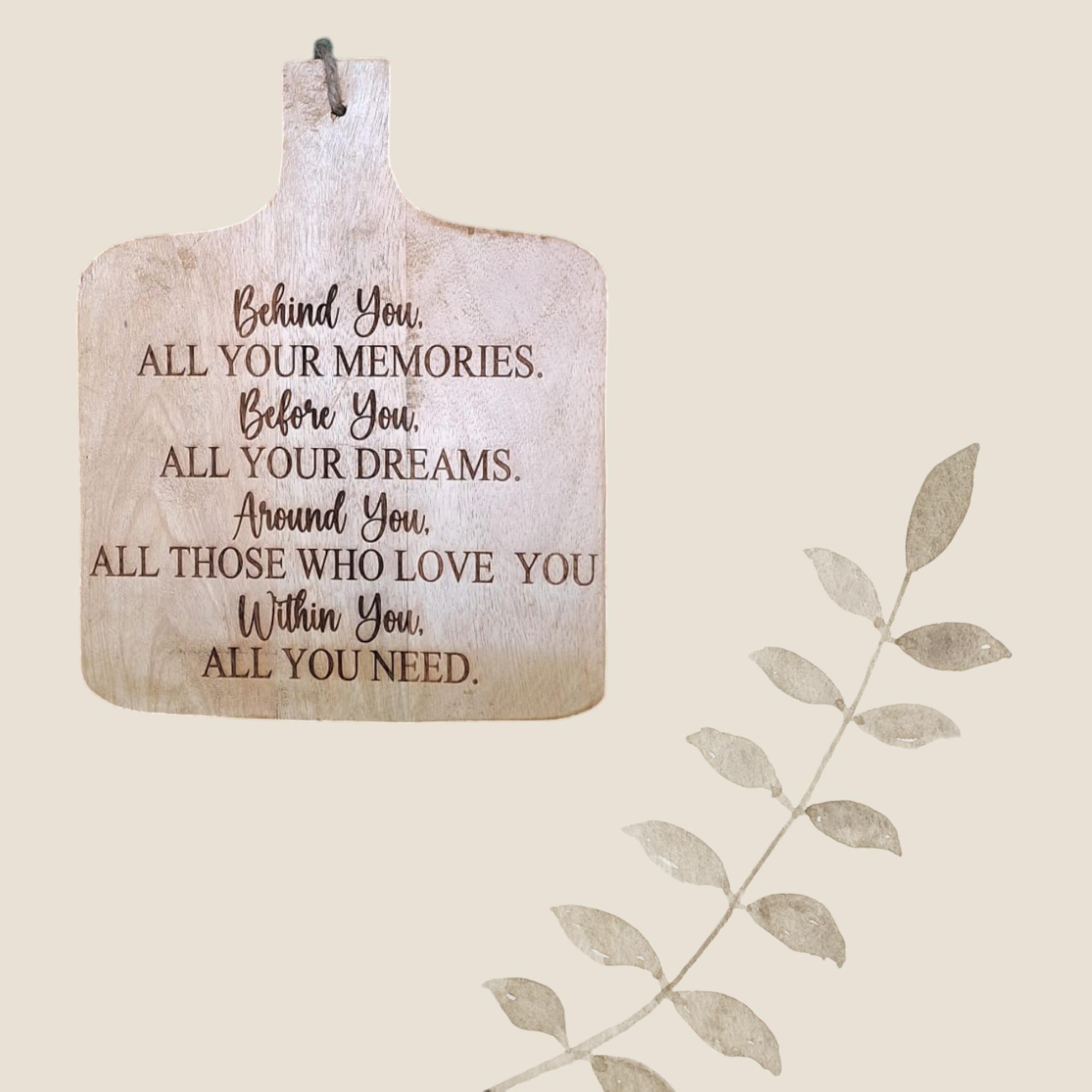 Mangohouten Borrelplank met de tekst, Behind You...