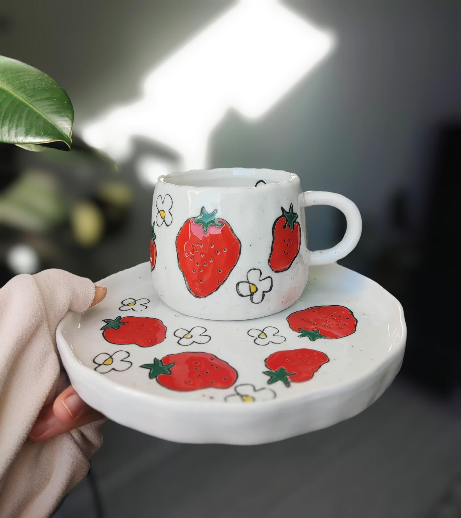 Tasse à café et assiette en porcelaine fraises