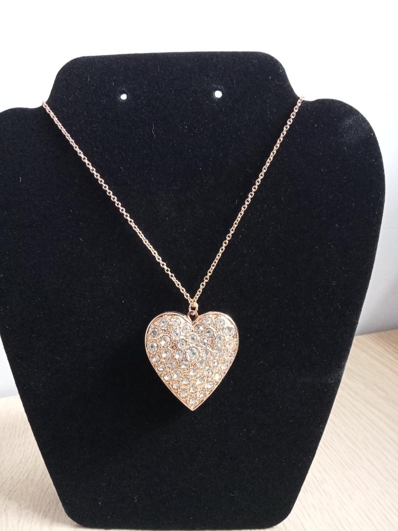 Drop necklace love heart, opens in to a mirror 