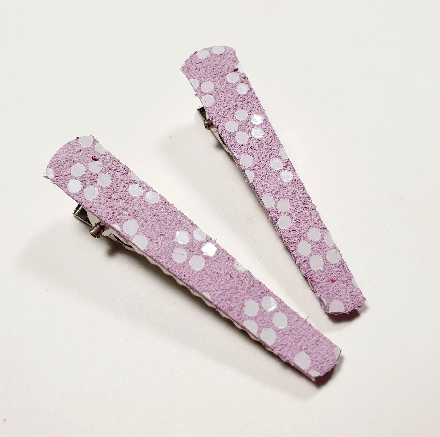 Lot de 2 pinces crocodile en cuir rose et fleur blanche