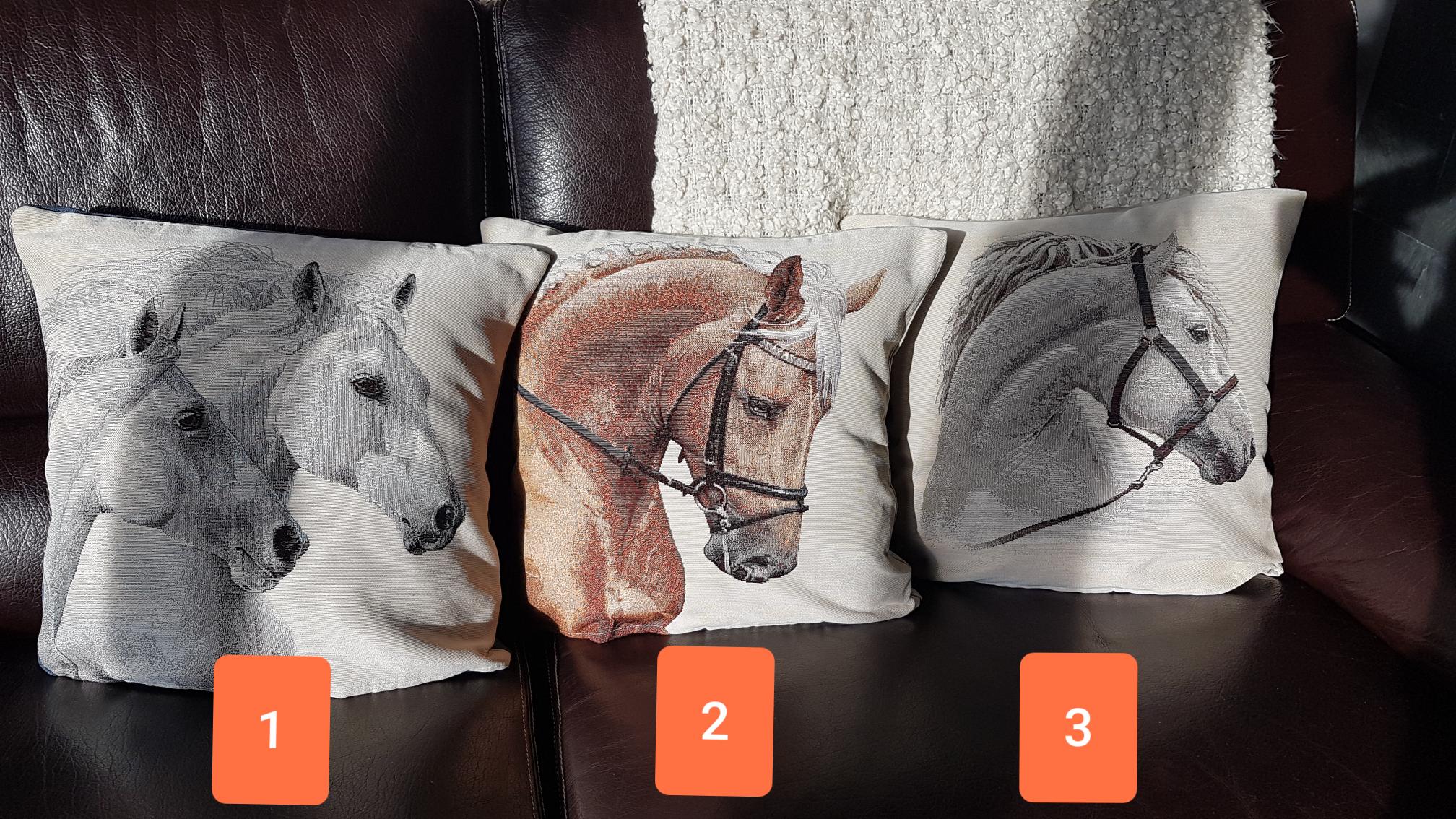 Coussins en carré jacquard motif chevaux blancs - marrons (modèle au choix)