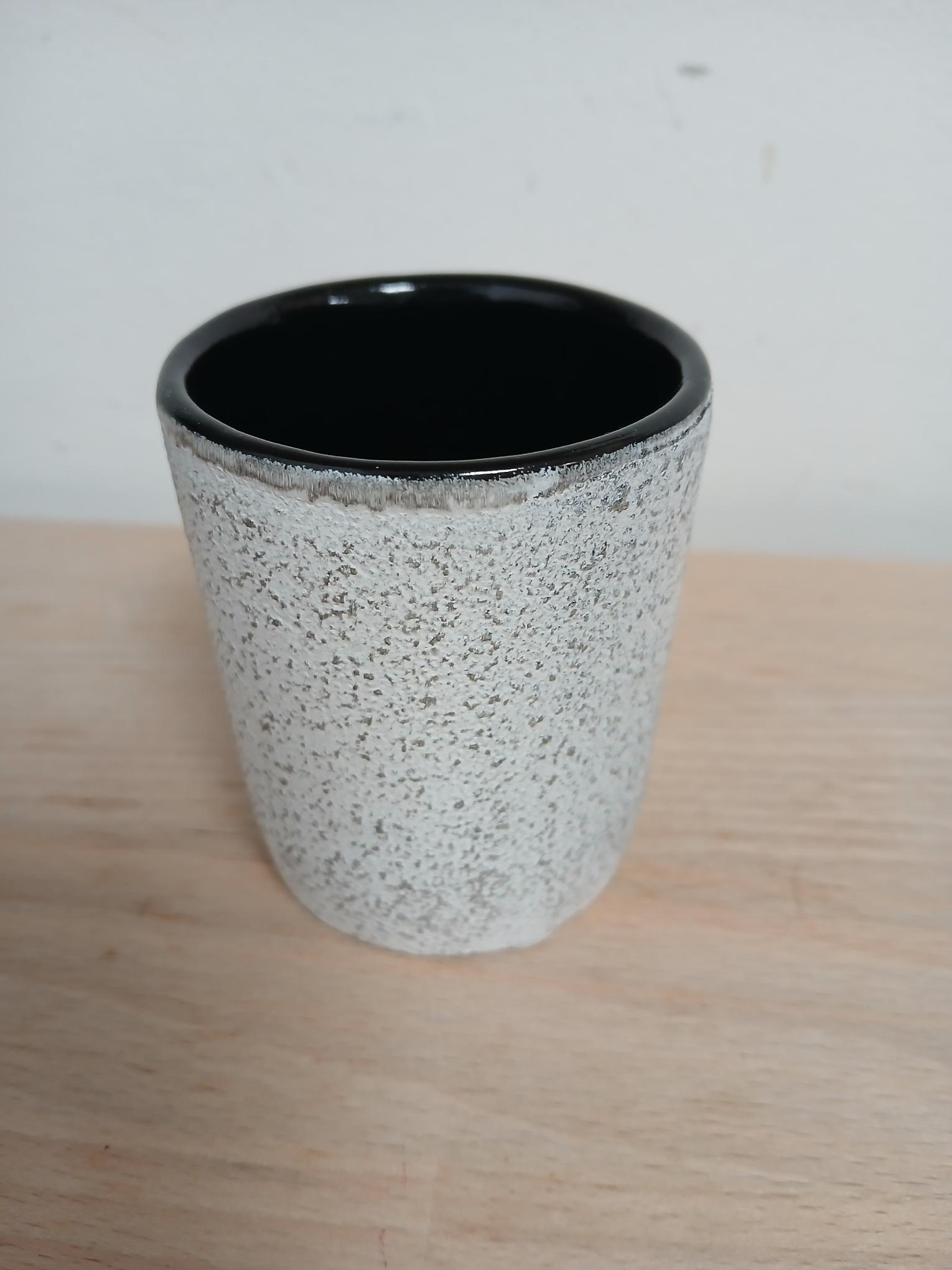 Tasse blanche en fonte 