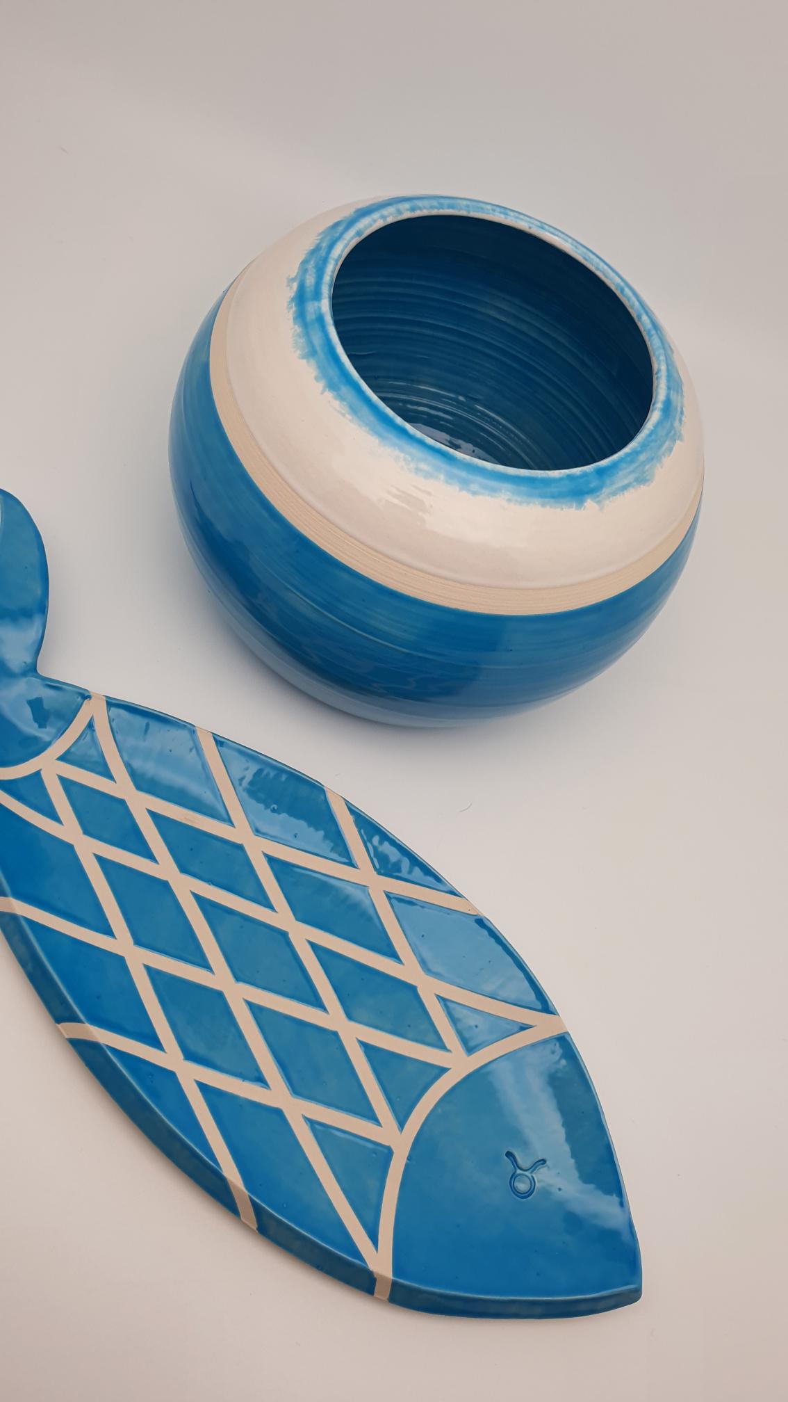 Vase rond bleu et blanc en faïence 