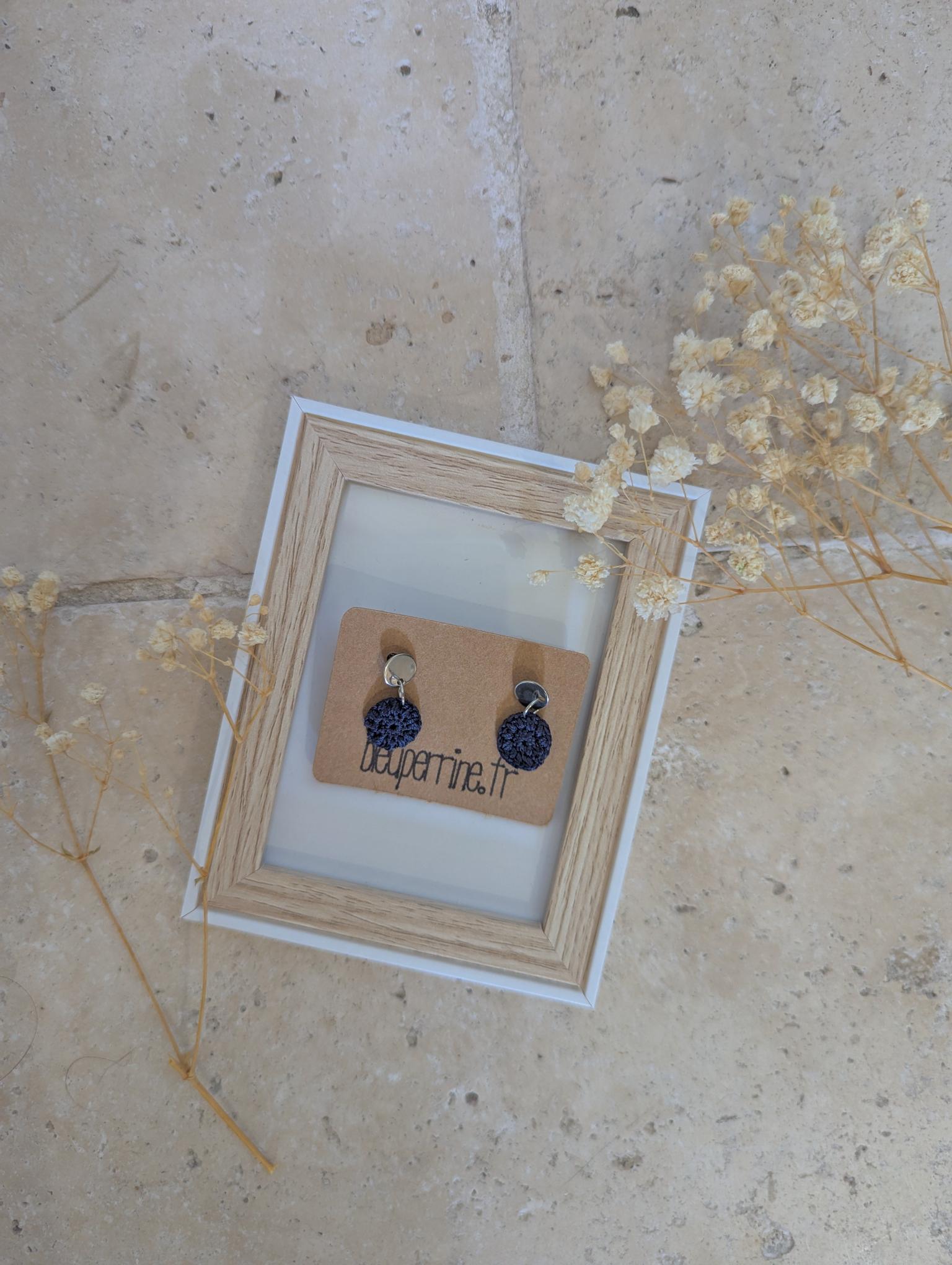 Boucles d&#039;oreille clous bleu marine