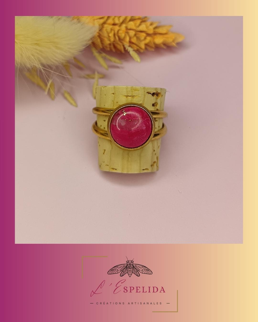 Bague dorée, petit cabochon rose