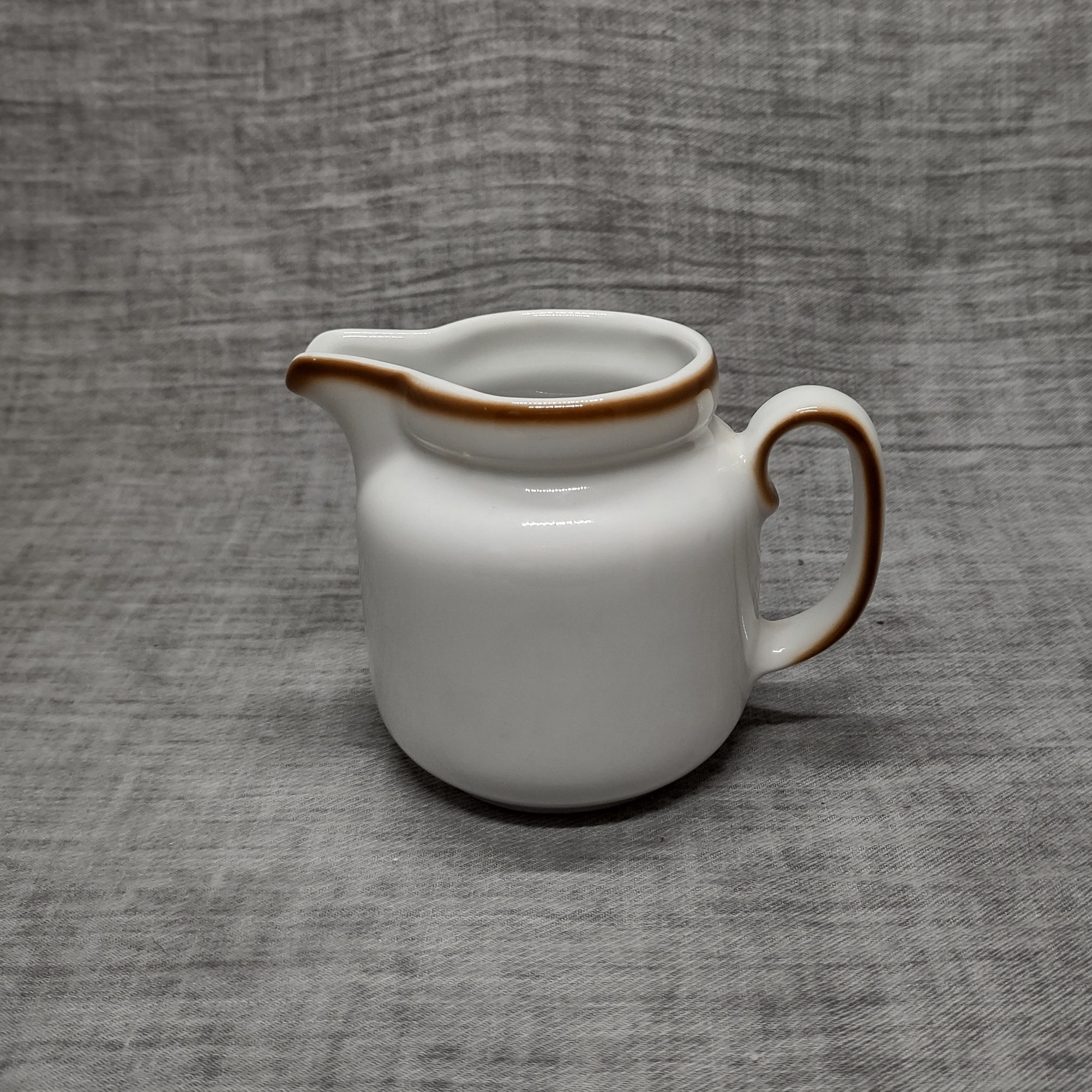 Winterling | Roomkannetje Melkkannetje (diameter 8 cm | hoogte 7,5 cm) rond uitvoering in witte kleur met bruine bies | Vintage