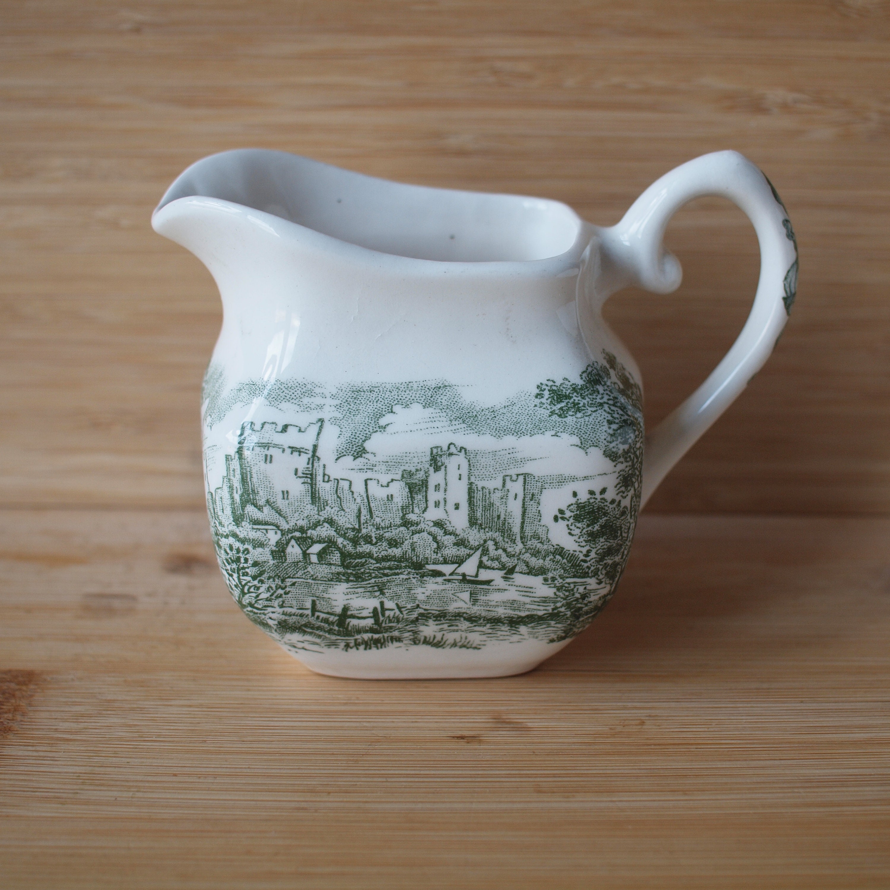 English Ironstone Tableware | Melkkan (lengte 10,5 | breedte 6,5 | hoogte 8,5 cm) ‘Castles&#039; groene kleur | Vintage - kleine onvolkomenheid