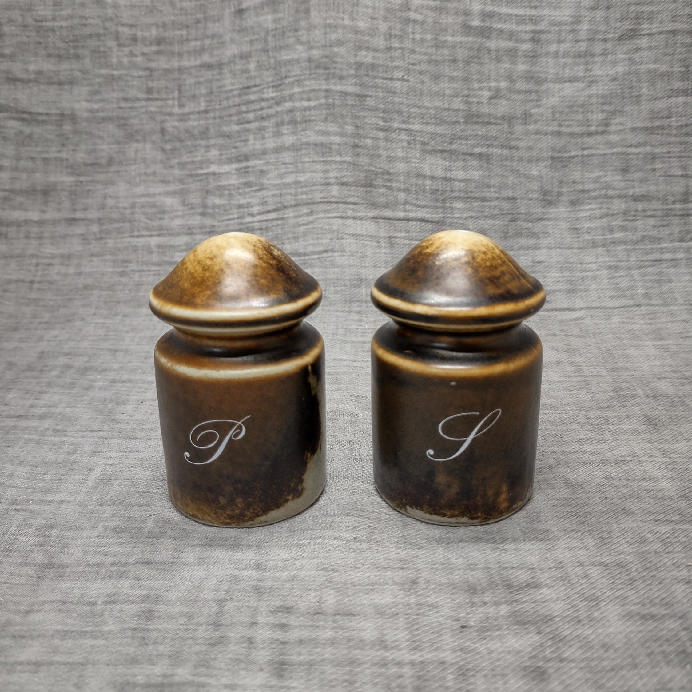 Porsgrund | Peper- en zoutstelletje (diameter 5,0 cm | hoogte 8,0 cm) 2-delig Noors keramisch lavaglazuur in bruine en creme kleur | Vintage