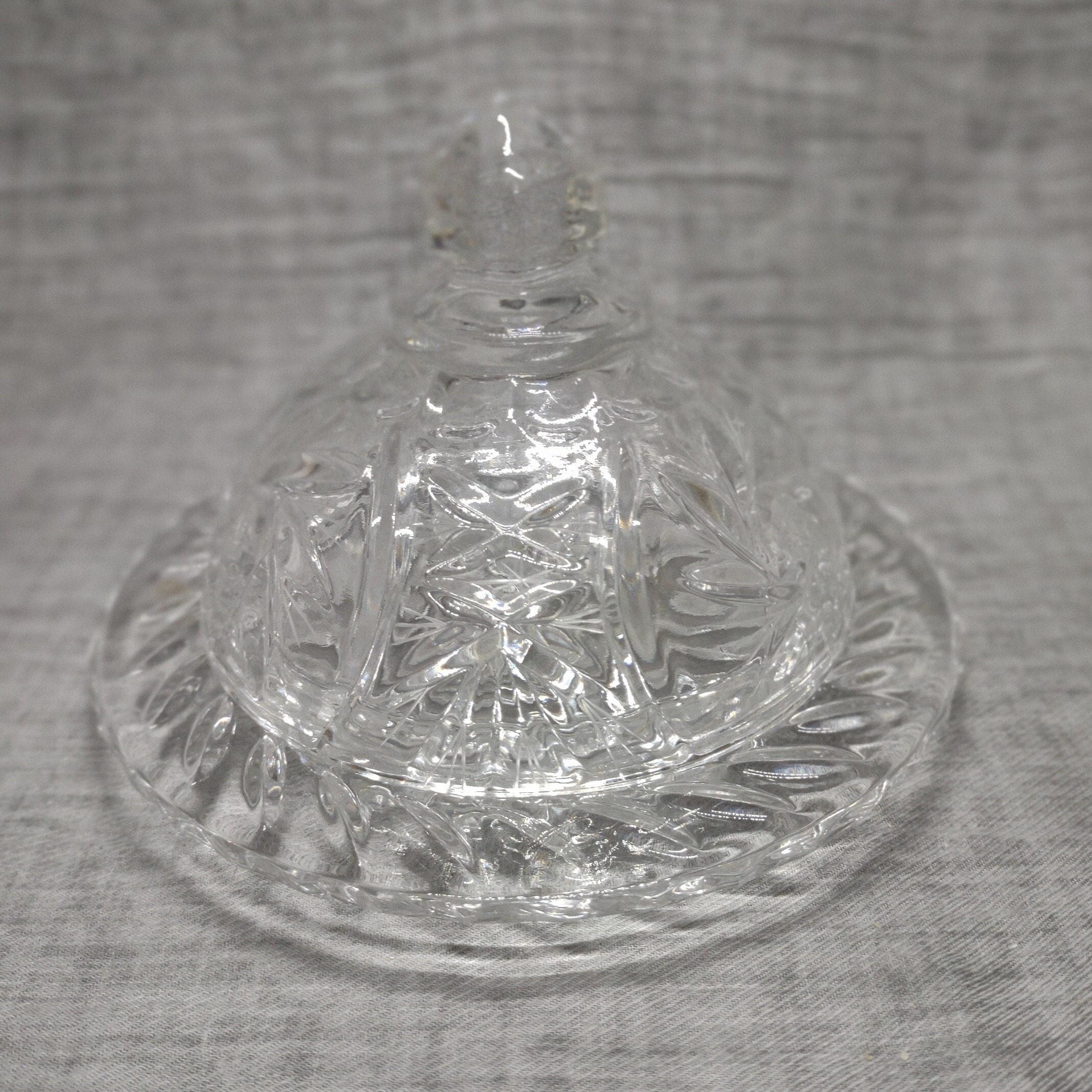 Made in France | Botervloot met onderplaat Bewerkt Loodkristal (inwendige diameter 10 | onderplaat diameter 16 | hoogte 12,5 cm) | Vintage