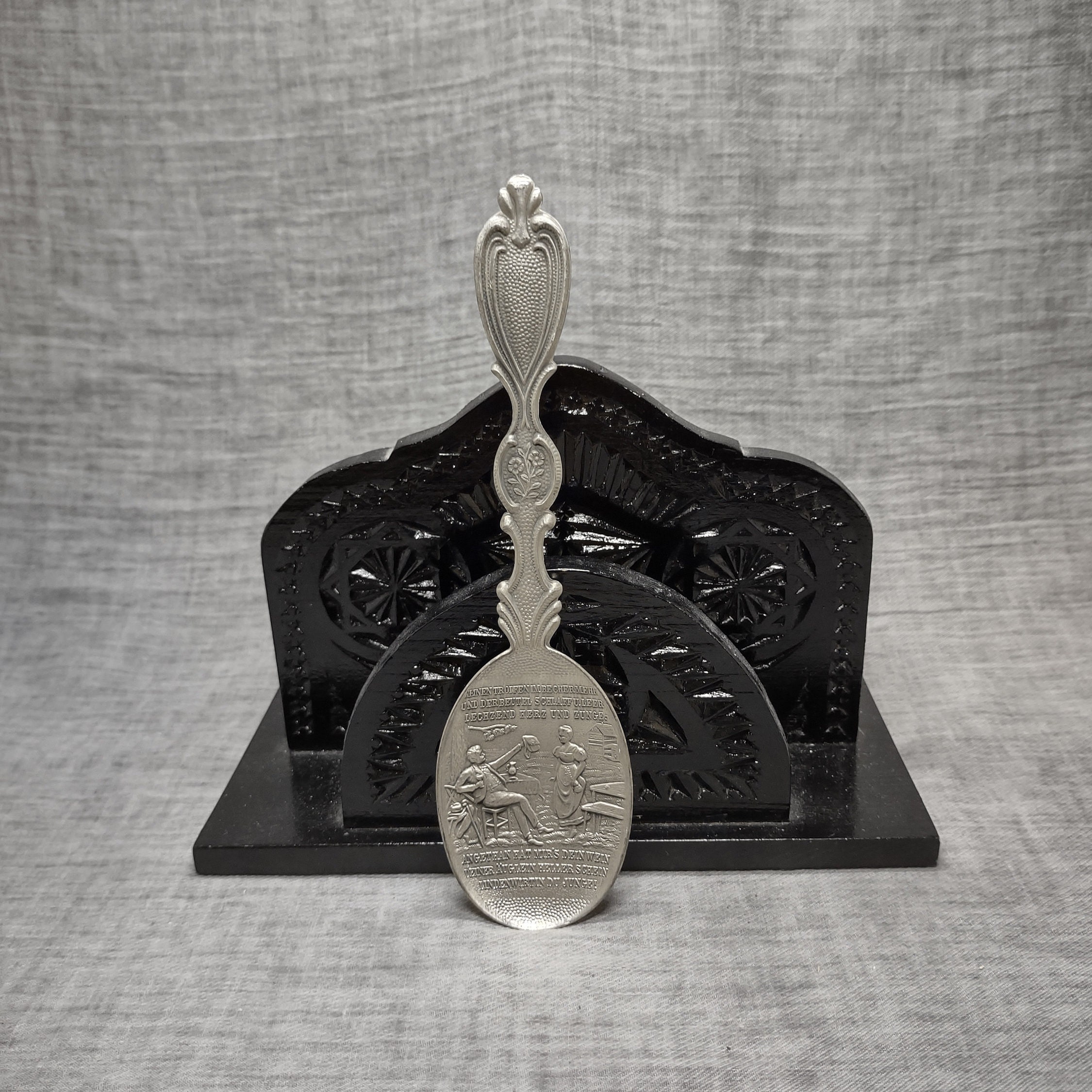 Frieling Zinn | Sierlepel uit Duitsland Gedetailleerde tinnen lepeltje met spreuk in Duitse taal (lengte 19,0 cm | breedte 5,0 cm) | Vintage