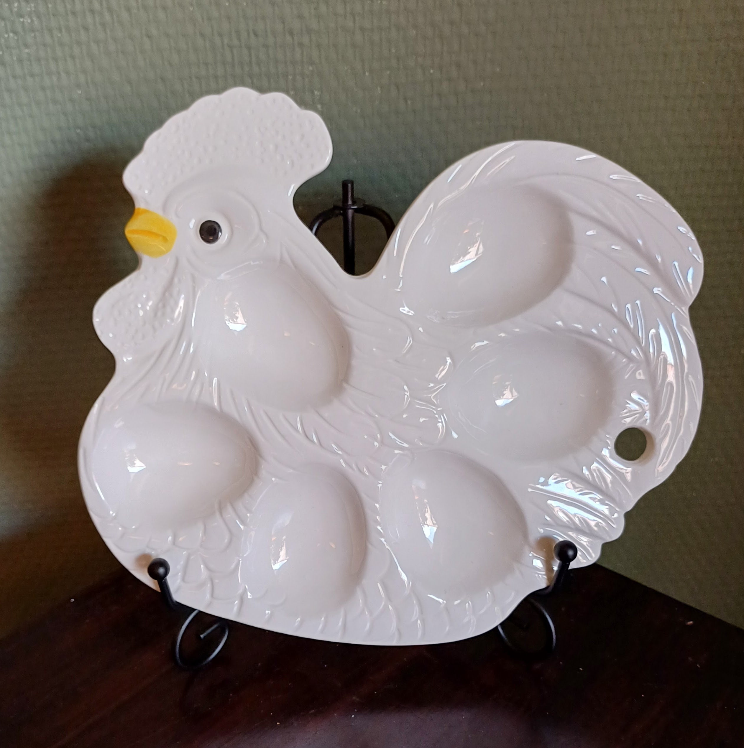 Kip | Eiercabaret Serveerplankje voor 6 eieren Keramiek met ophangoog in gele en witte kleuren (afmetingen 19,0 x 17,0 x 2,0 cm | Vintage