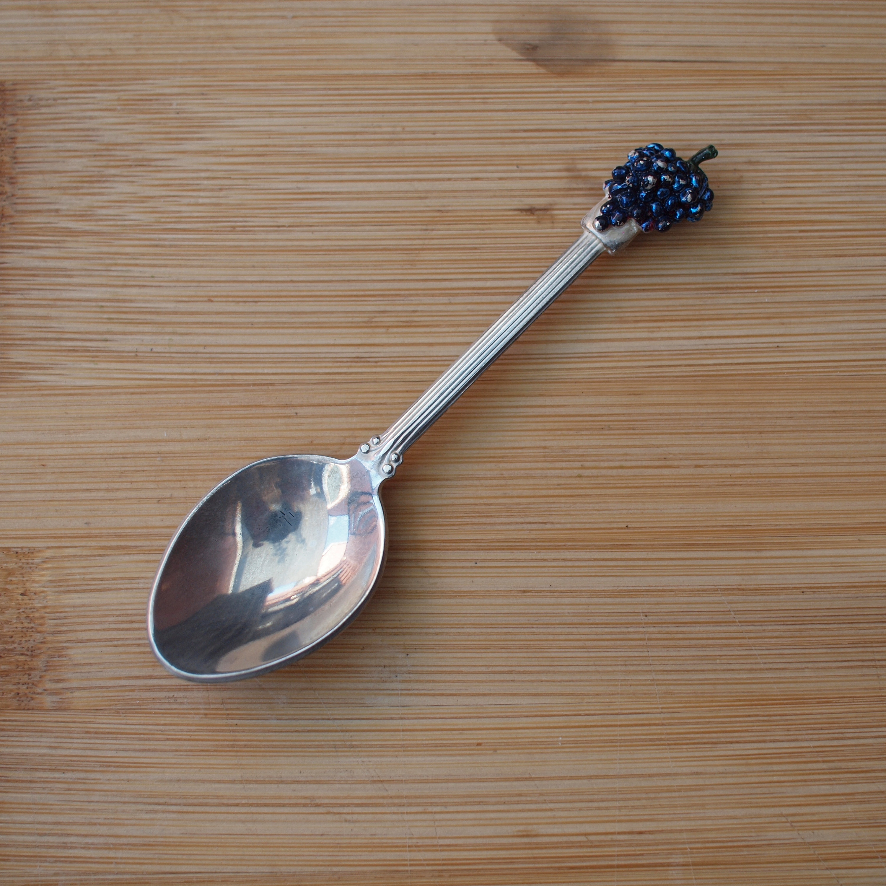 WAPW | Verzilverd lepeltje uit Engeland (lengte 10 cm | breedte 2,5 cm) genummerd N299 onder blauwe druiventros aan achterkant | Vintage