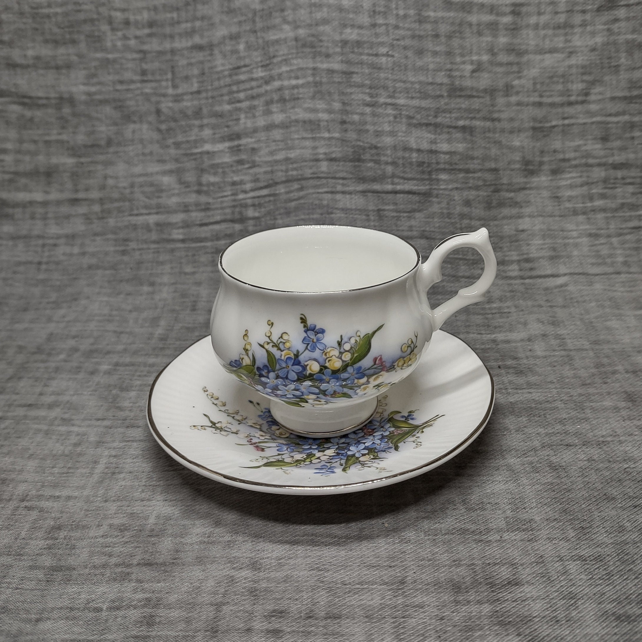 Springfield | Kop (diameter 8 | hoogte 7,5 cm) en Schotel (diameter 13 | hoogte 2 cm) Bone China &#039;Lelietjes van Dalen&#039; bloemmotief | Vintage