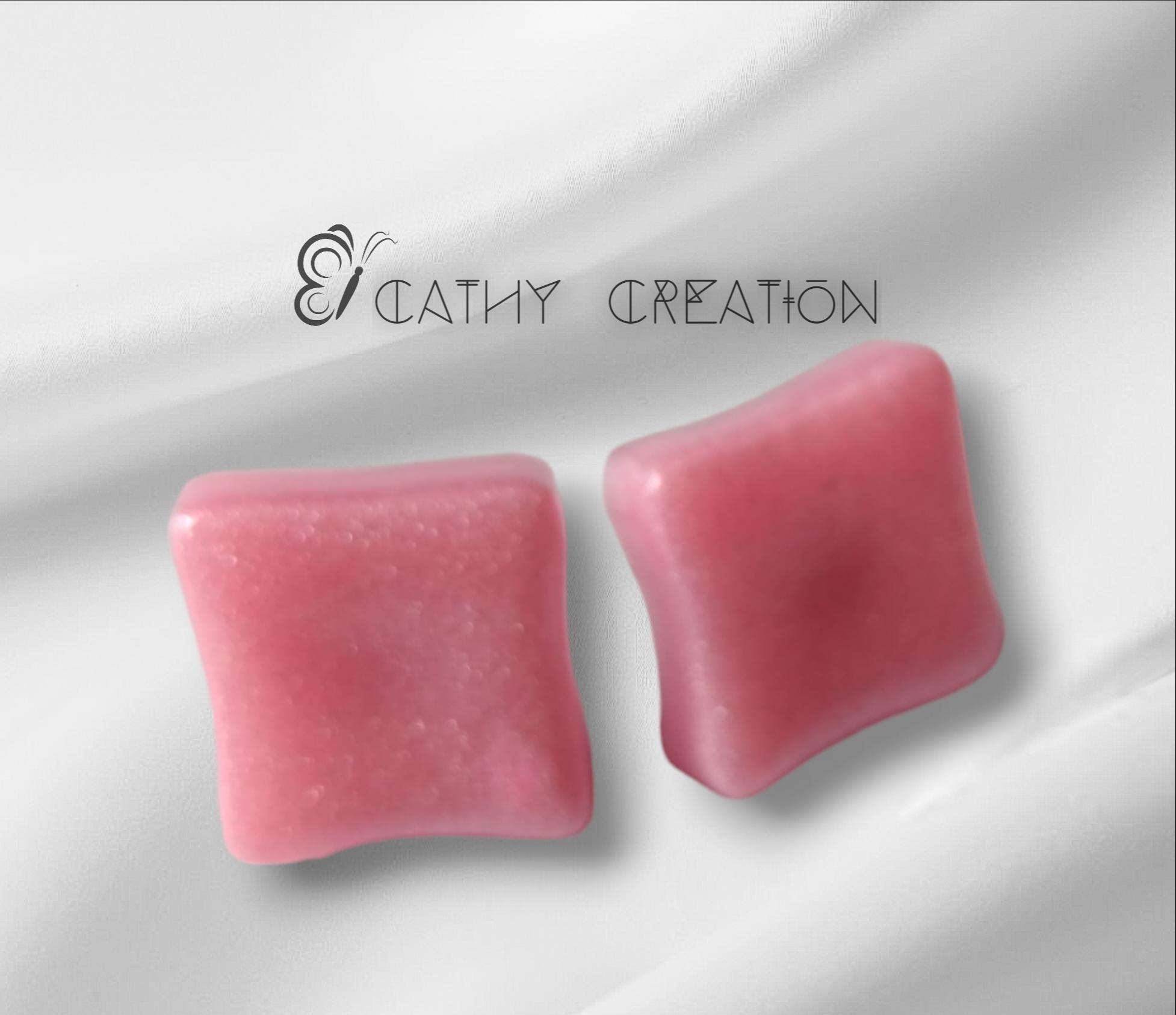 Clous d' oreilles carrés roses