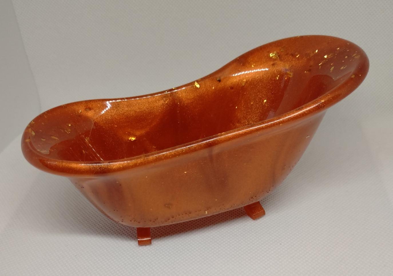 Baignoire marron cuivrée avec inclusion de feuilles dorées 