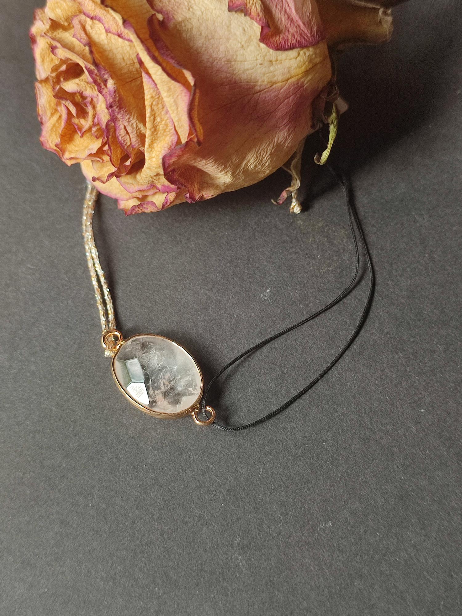 Bracelet crystal de roche fil noir &amp; or , réglable,en pièce unique 