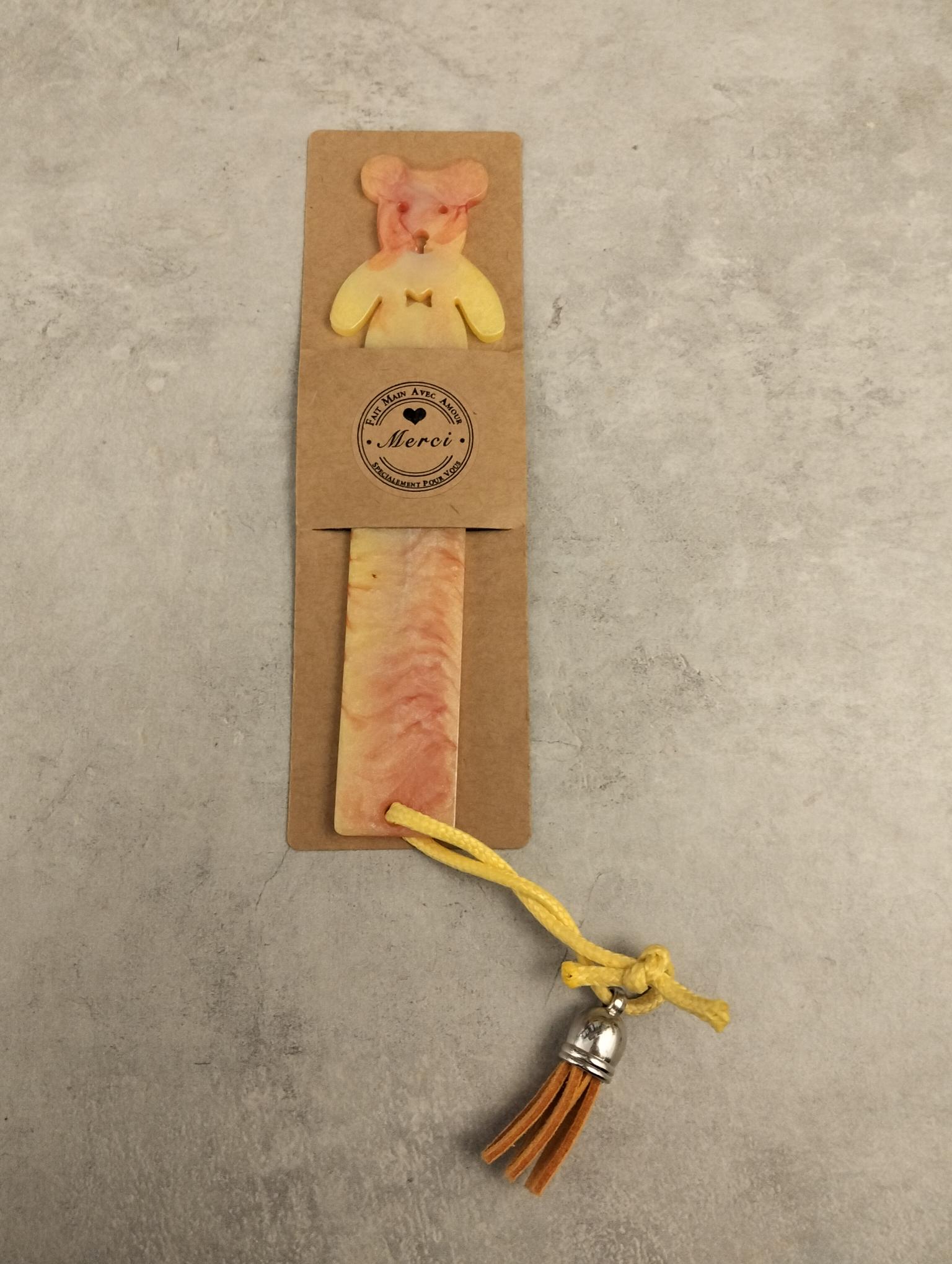 Des marque-pages en résine, uniques et colorés