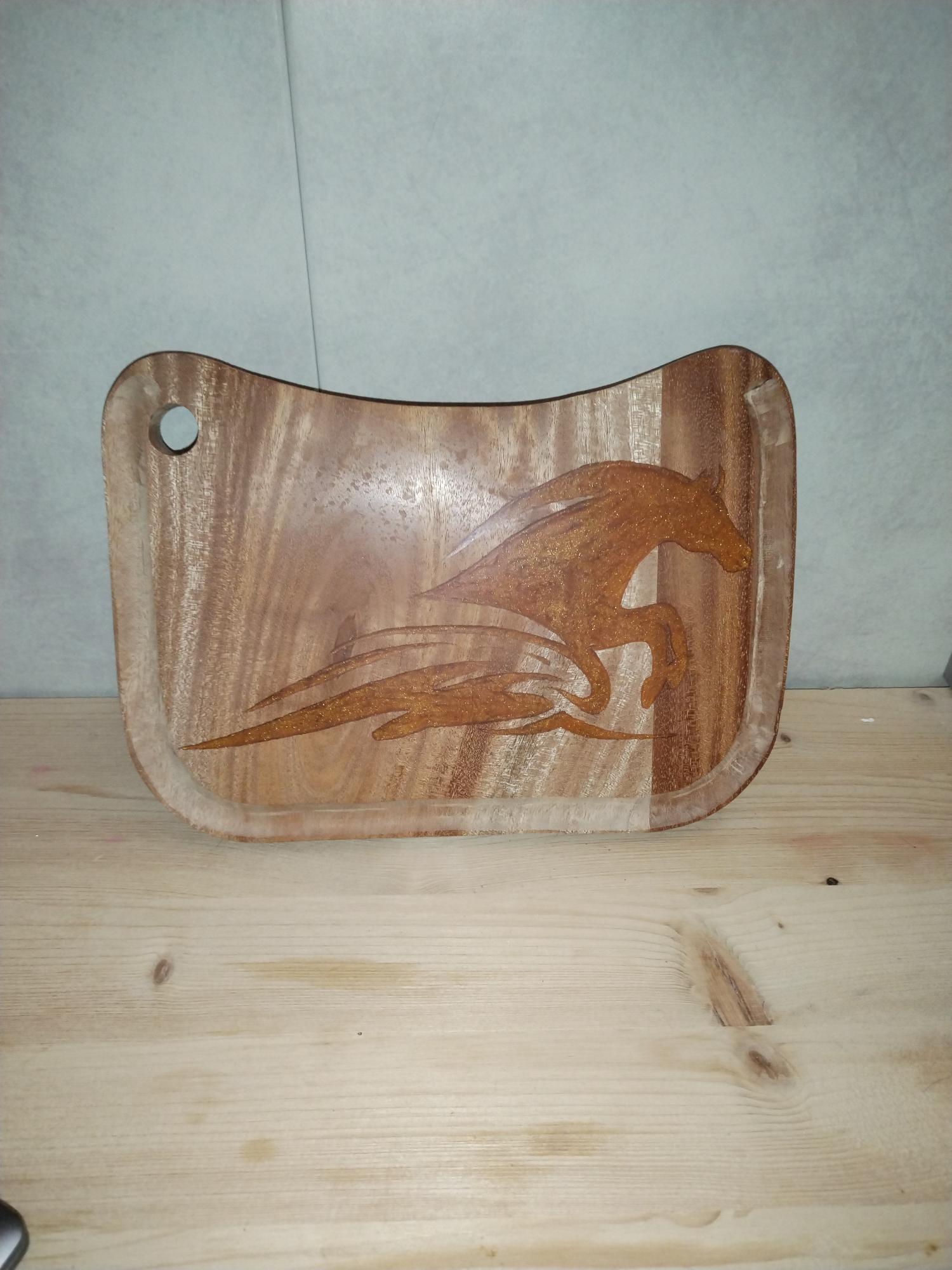 Planche à découper en Bois Recyclé forme rectangle avec insertion cheval en résine (23*14) ( la couleur du bois peut varier selon notre stock )