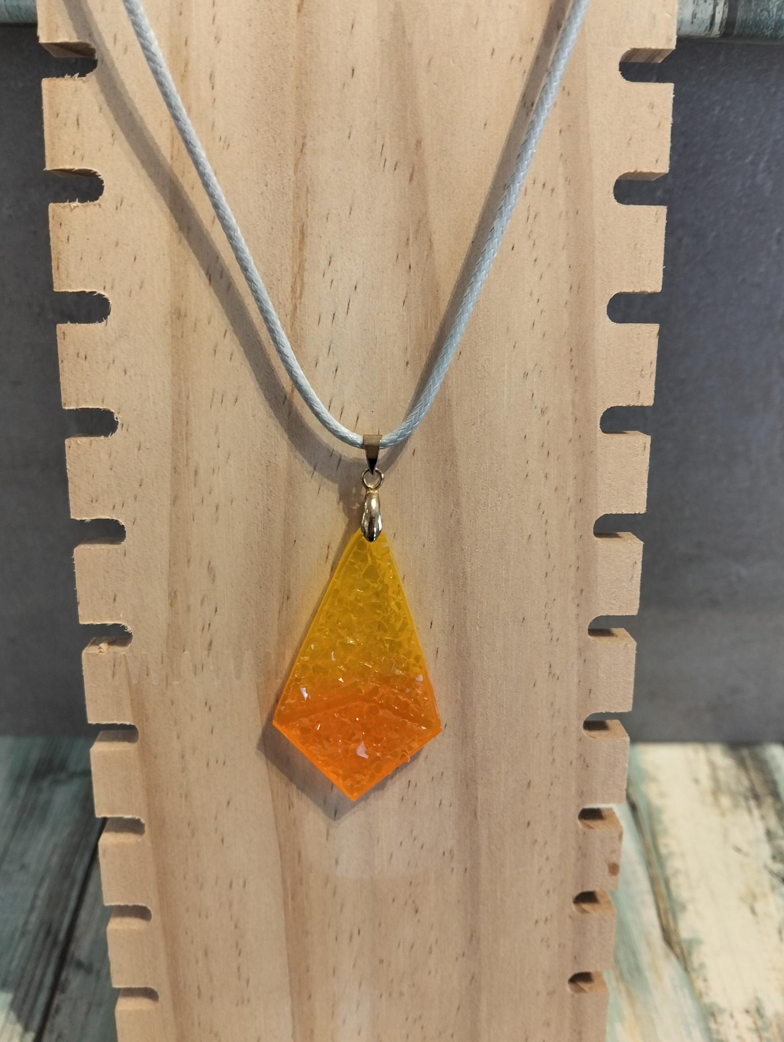 collier artisanales en résine : Effet Drusi /cristal des modèles uniques pour briller ! 🌟