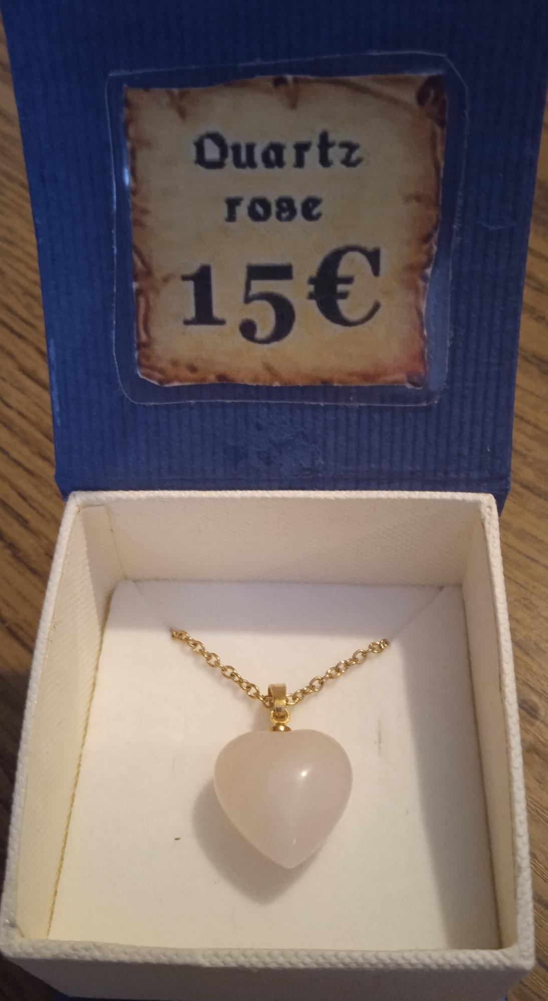 quartz rose (pendentif coeur avec chaîne dorée) 