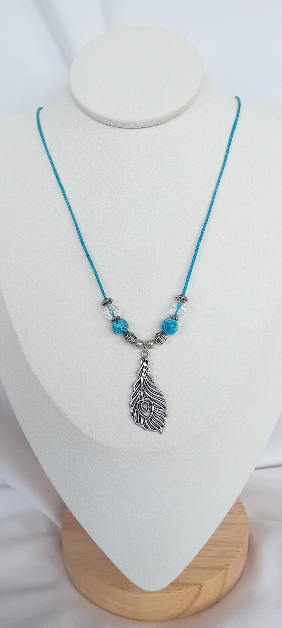 Collier plume et perles bleues CB9