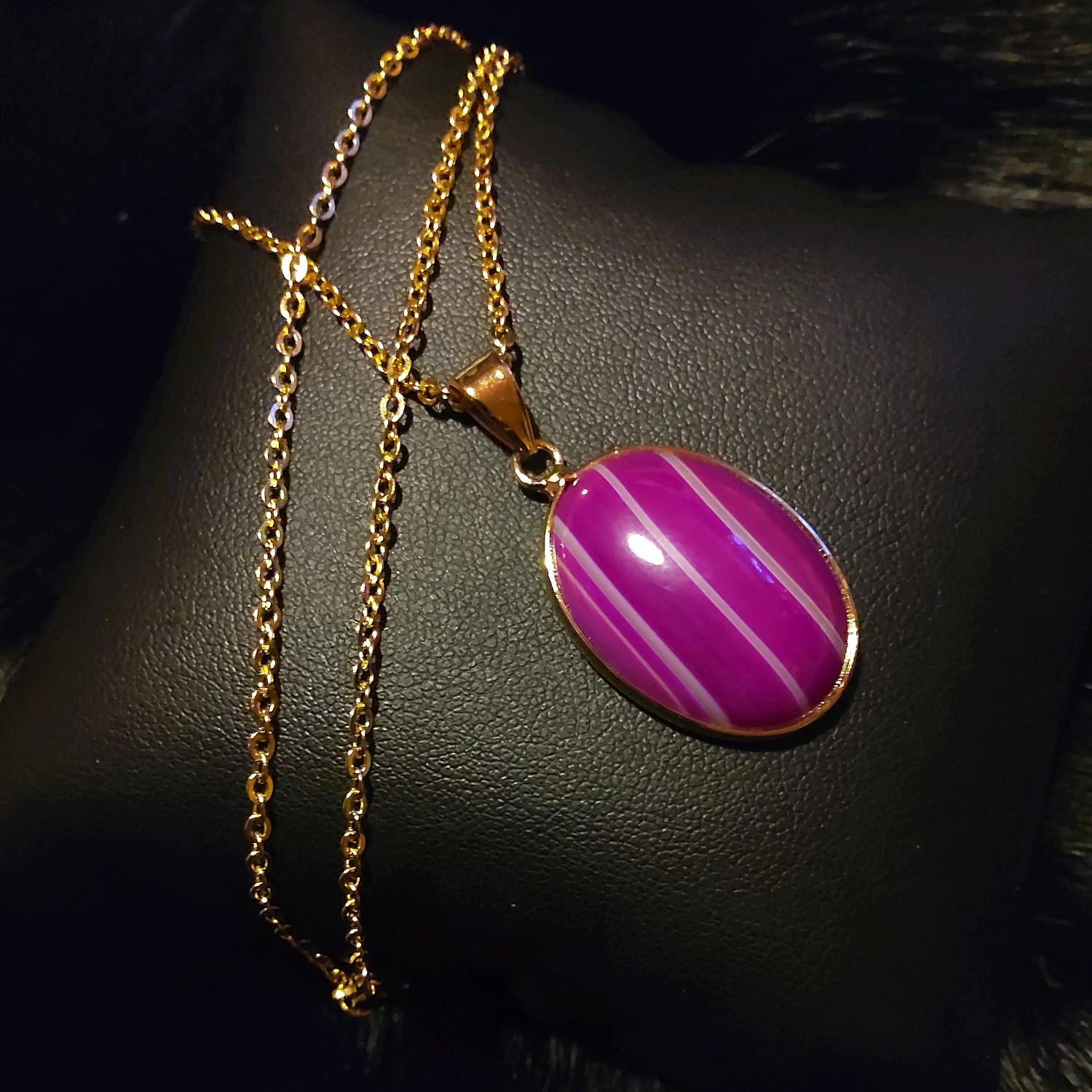 Pendentif ovale en agate veinée rose et sa chaîne en acier