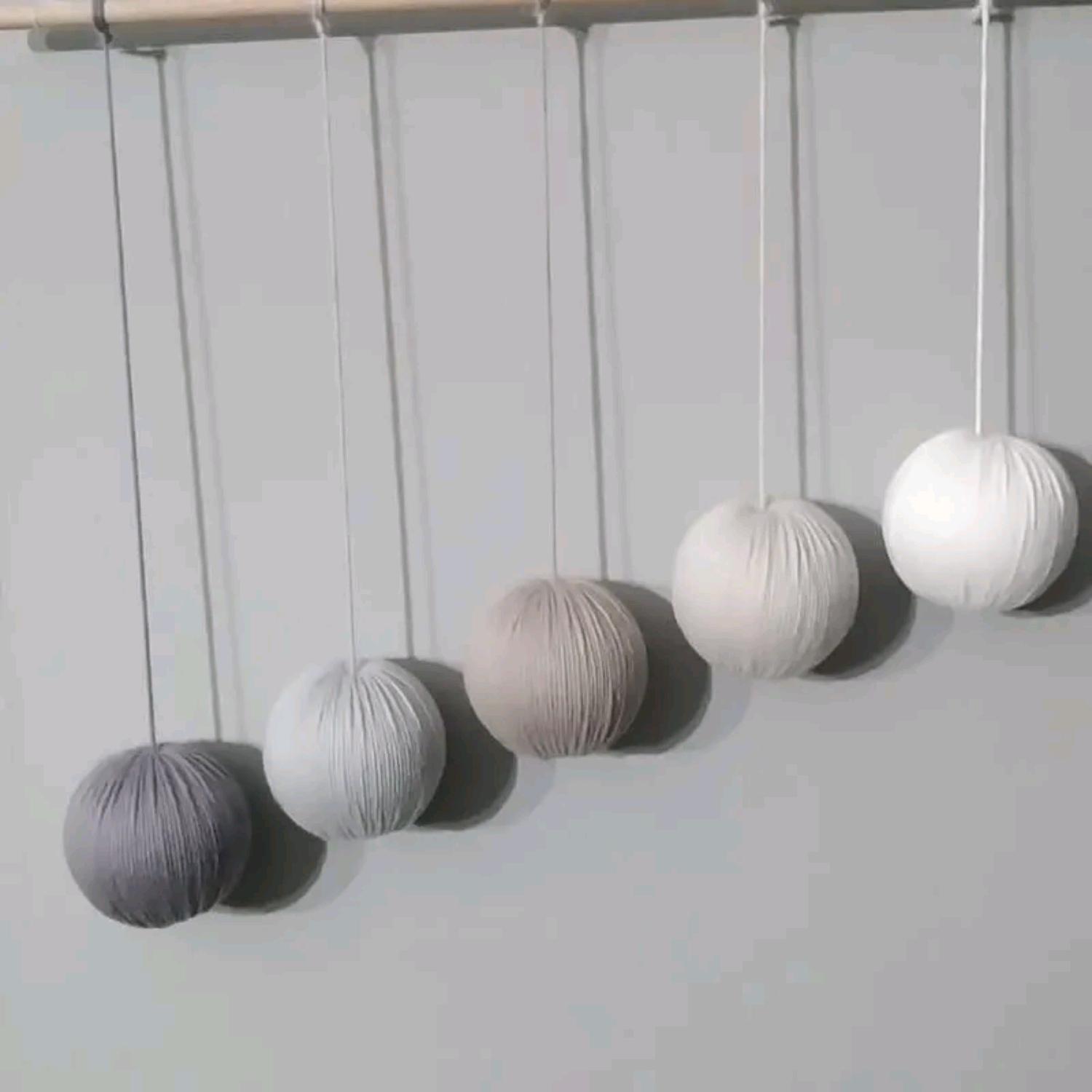 Mobile de Gobbi Montessori gris