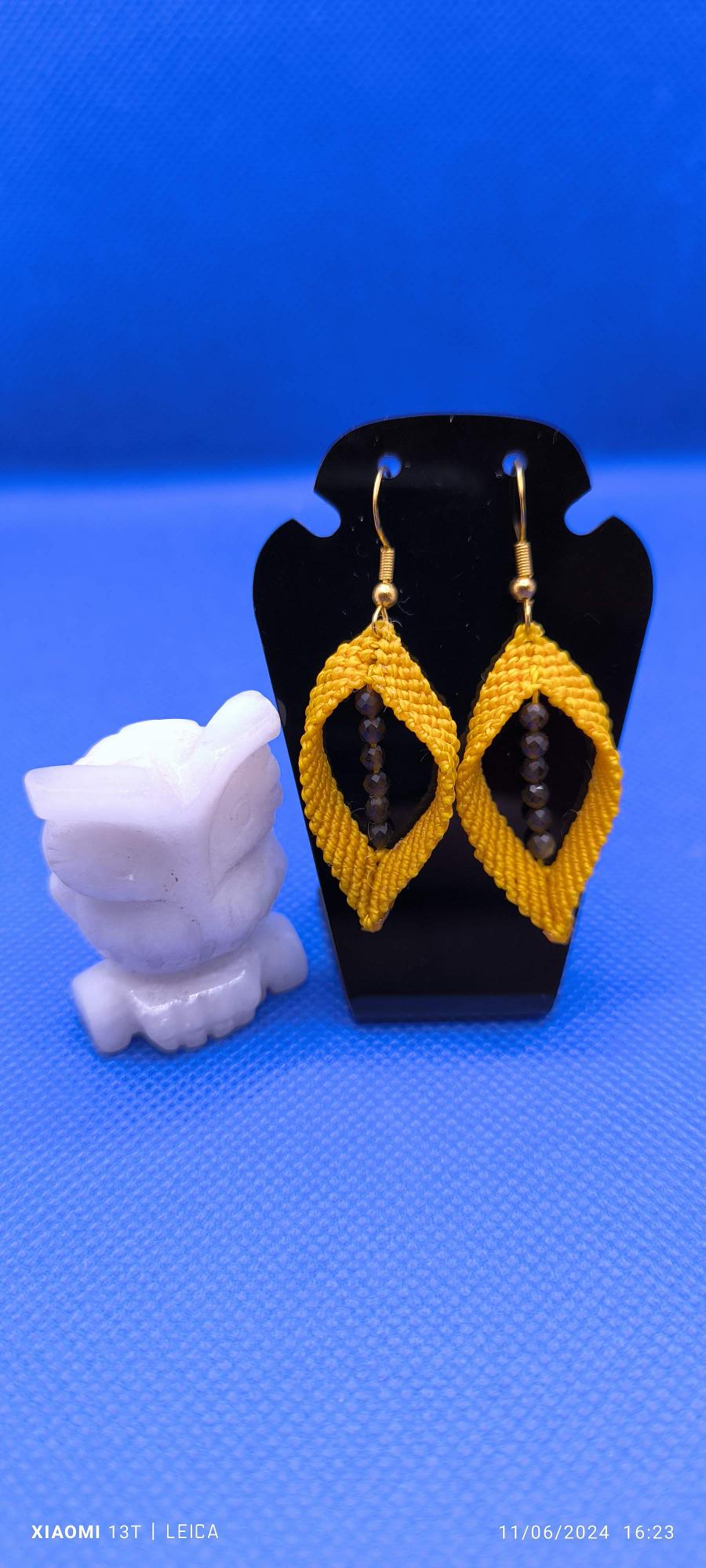 Boucle d'oreille jaune avec perle en obsidienne doré 