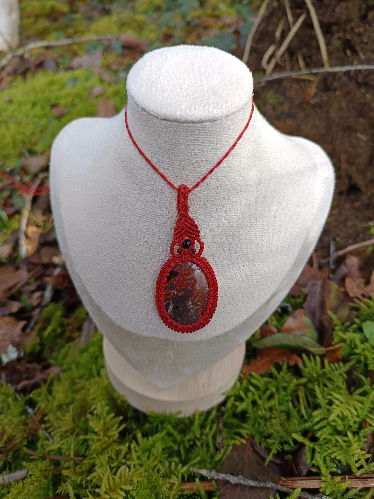 Collier en Pendentif rouge avec Agate crazy lace rouge 