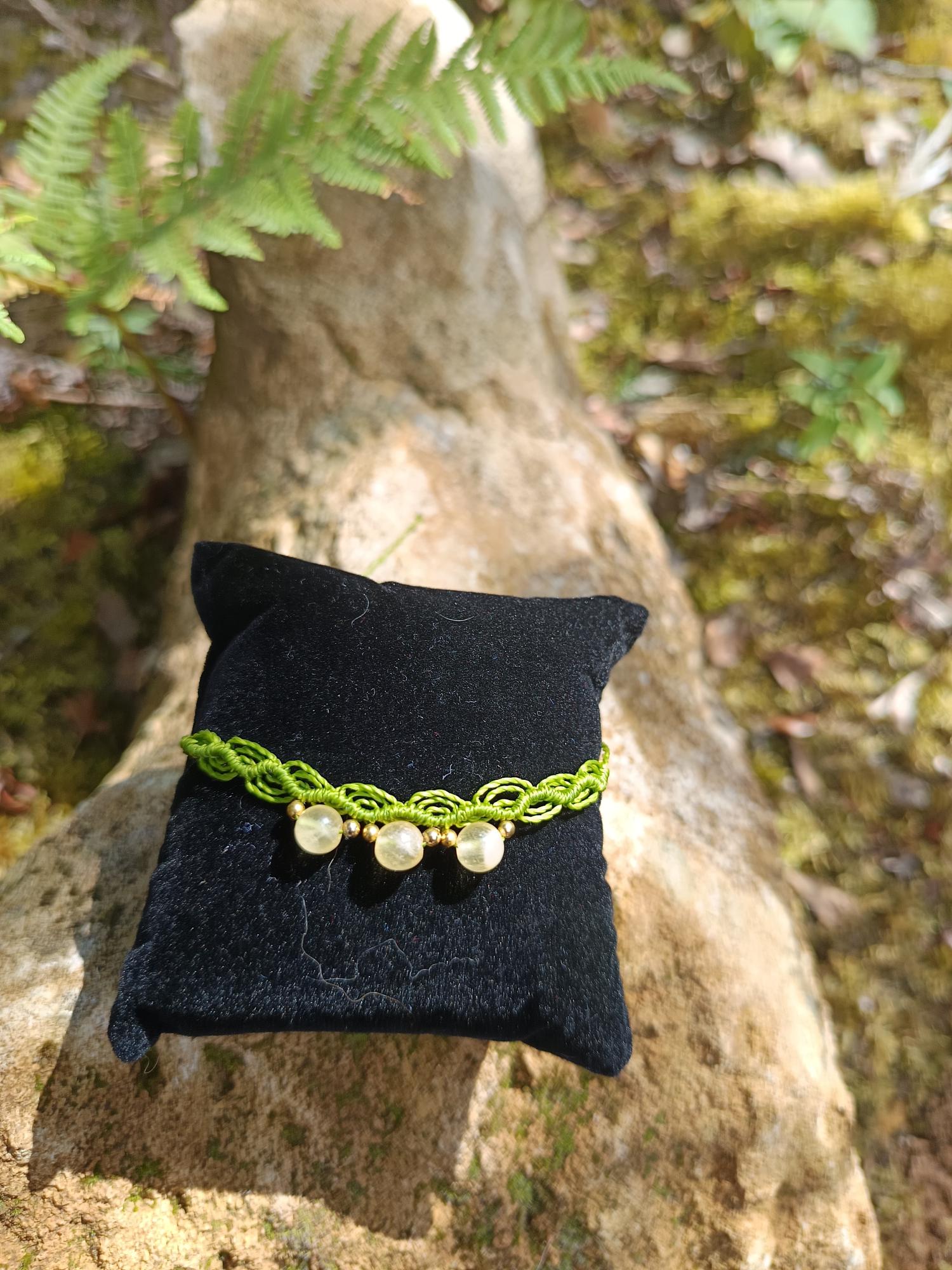 Bracelet vert avec 3 perles calcite orange 