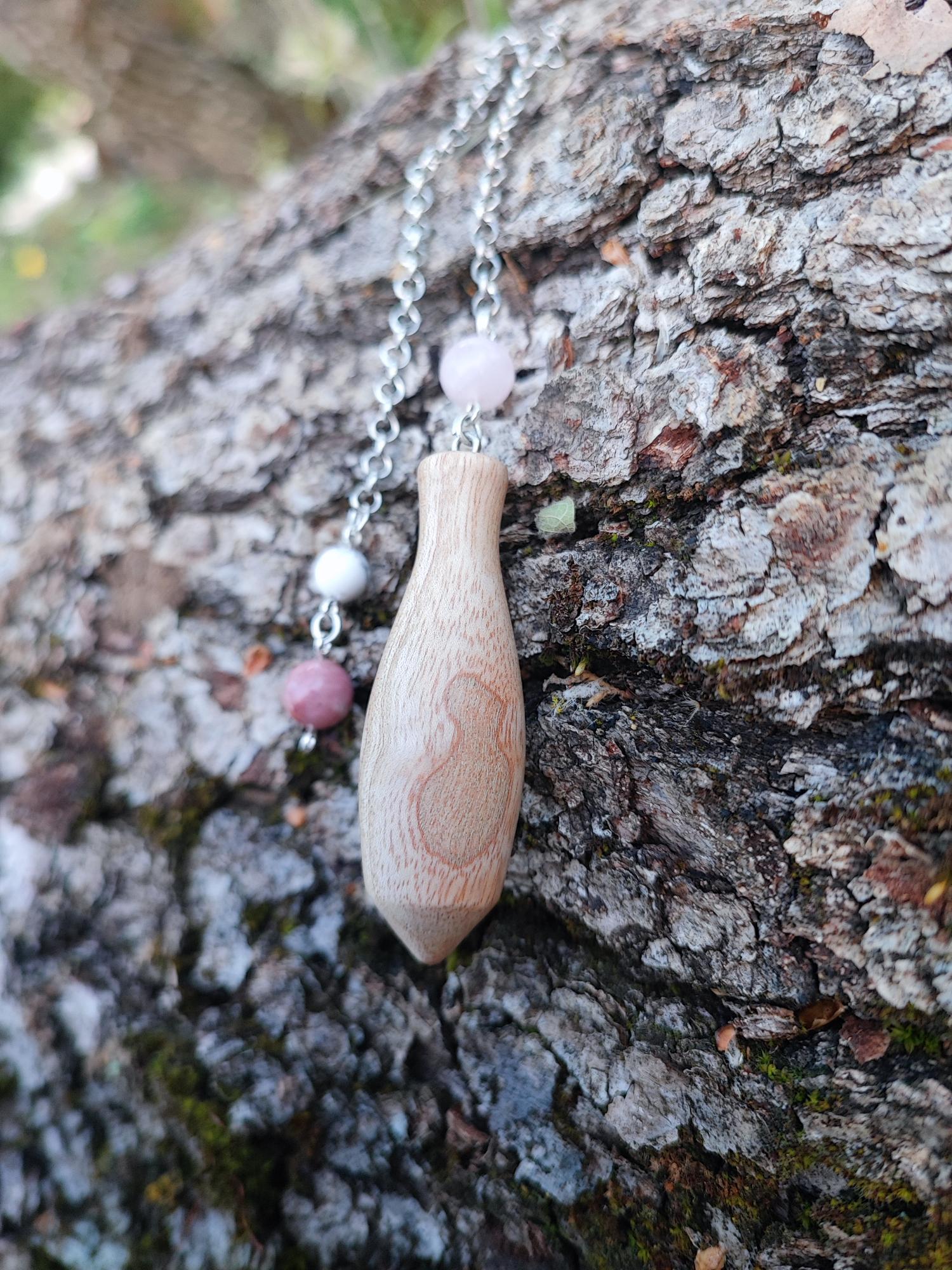 Pendule en Bois de Frêne, Perles de Quartz Rose, Howlite et Rhodonite, Chaînette en Acier Inoxydable