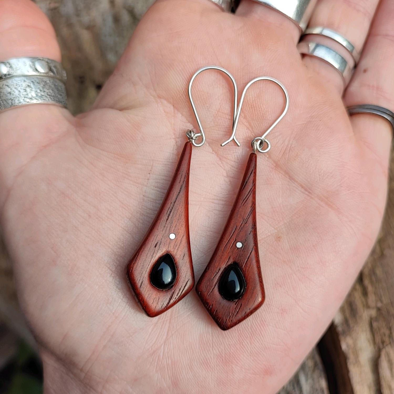 Boucles d'Oreilles en Bois de Padouk, Agathe noire et Argent