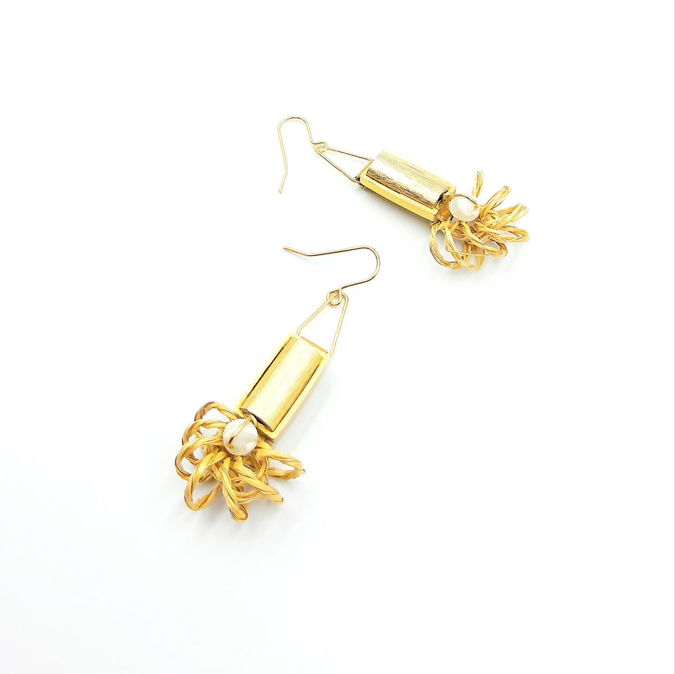 Boucles d’oreilles plaqué or, paille et agate blanche