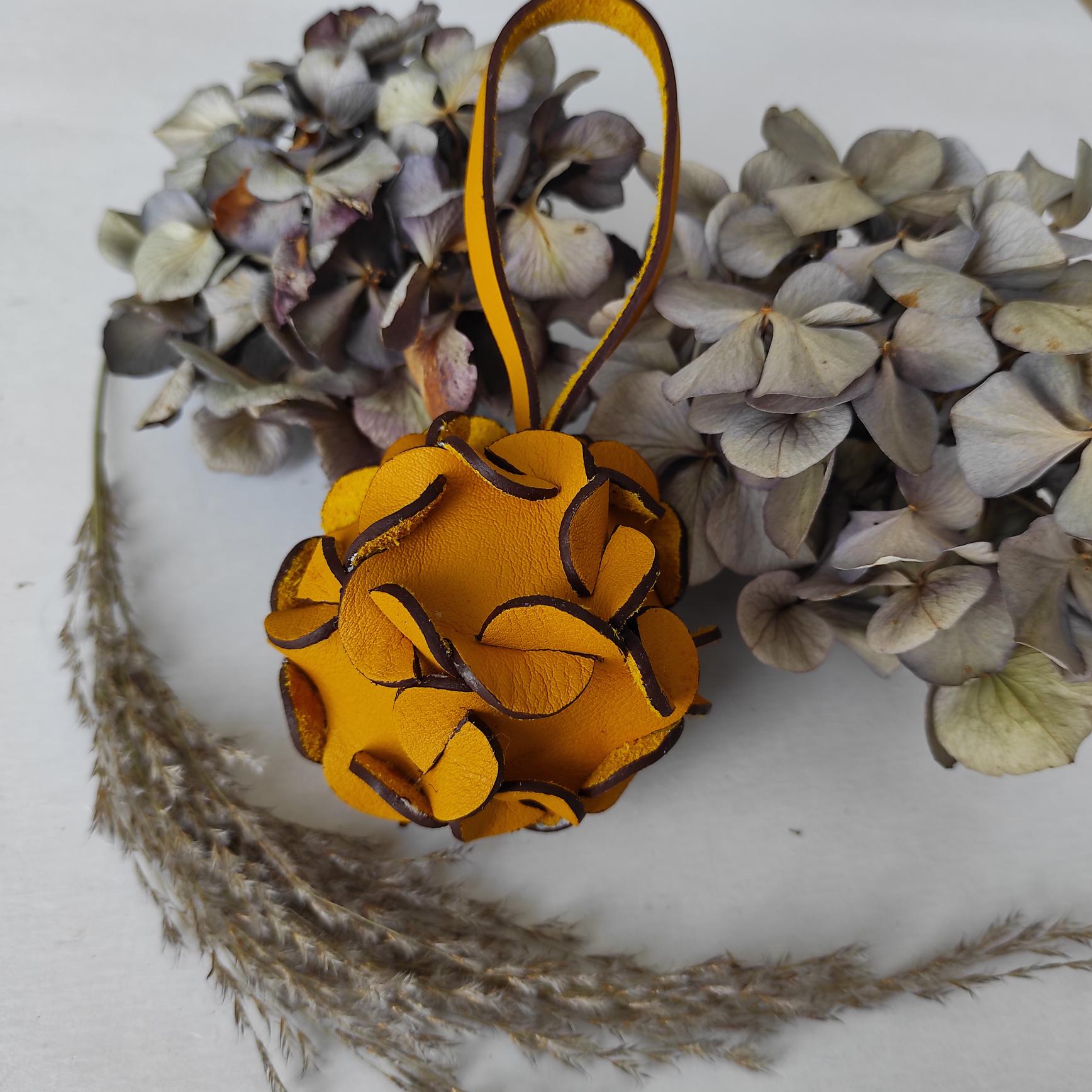 Fleur d&#039;hortensia en cuir à suspendre 