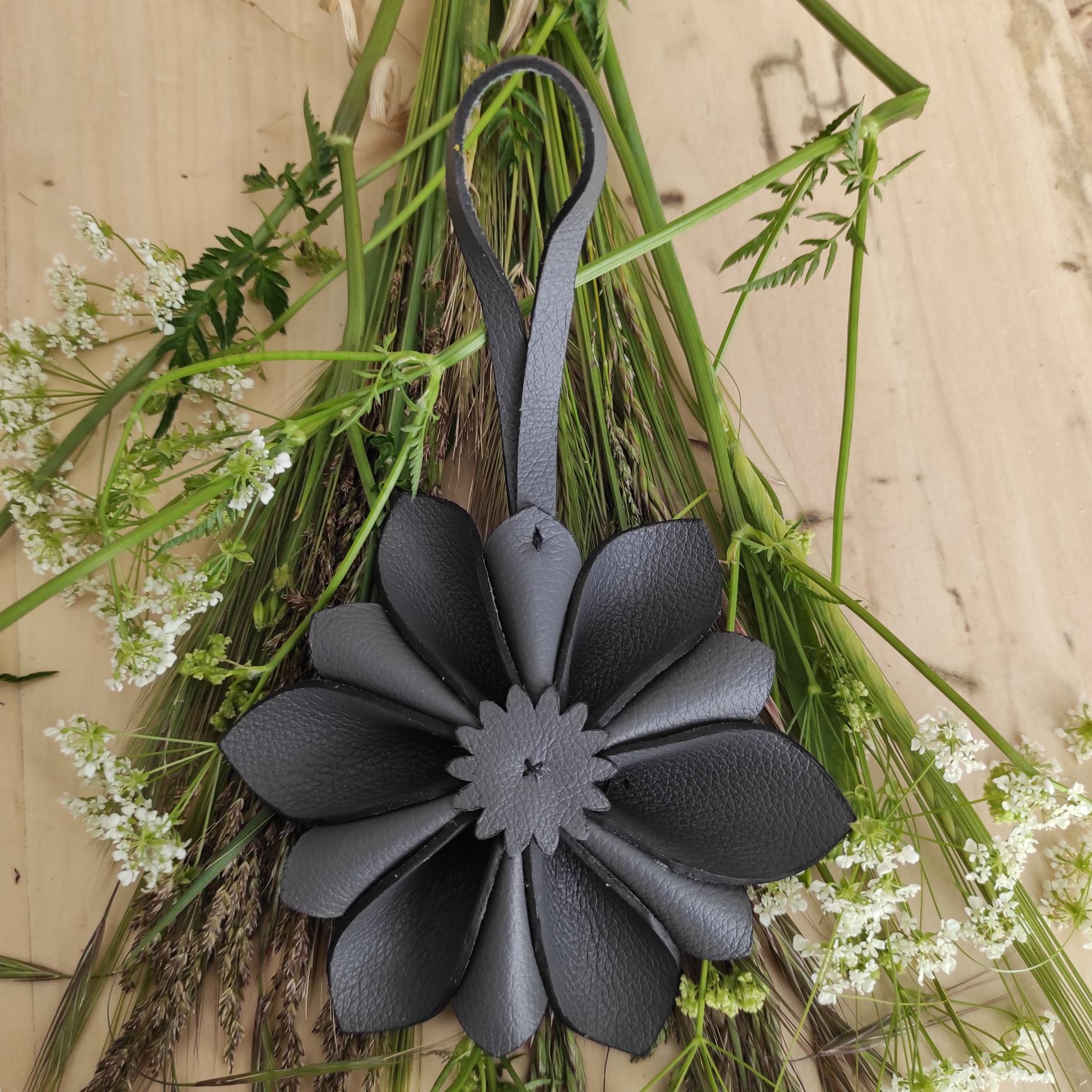 Fleur en cuir à suspendre 