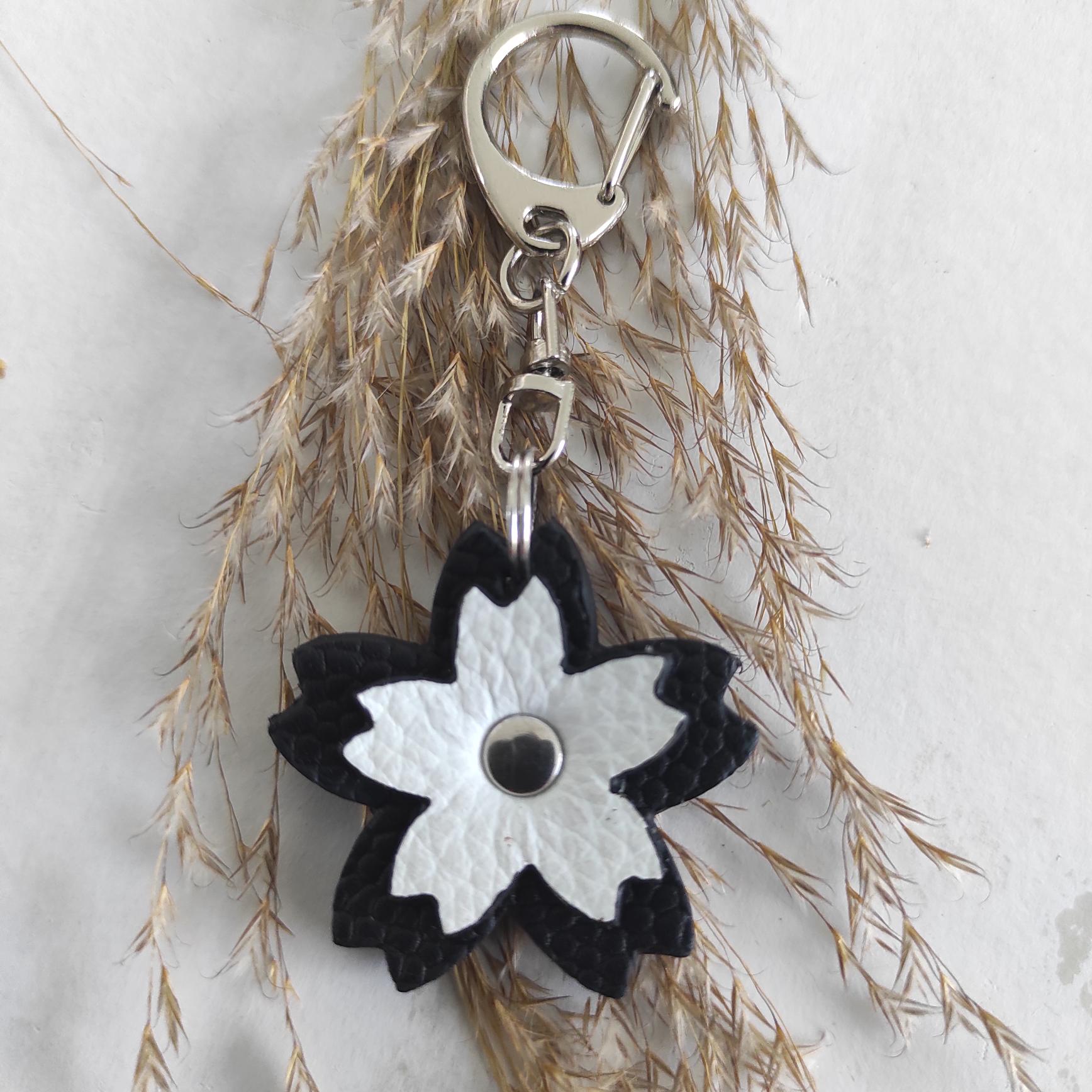 Porte clés fleur en cuir 