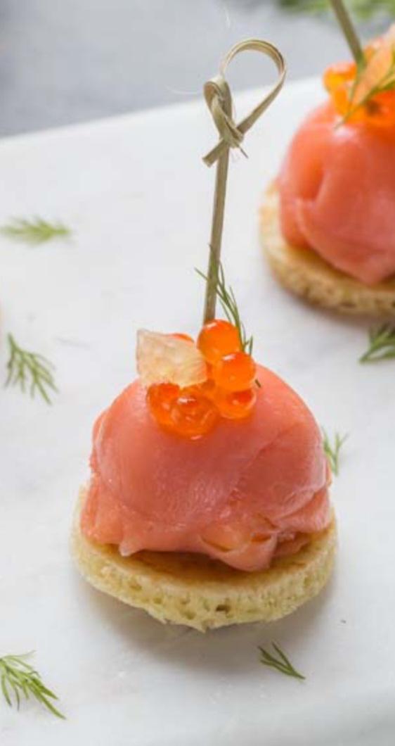 10 Minis Dôme au Saumon Fumé,  fromage frais ailes et fines herbes,  avocats sur petit canapé. 