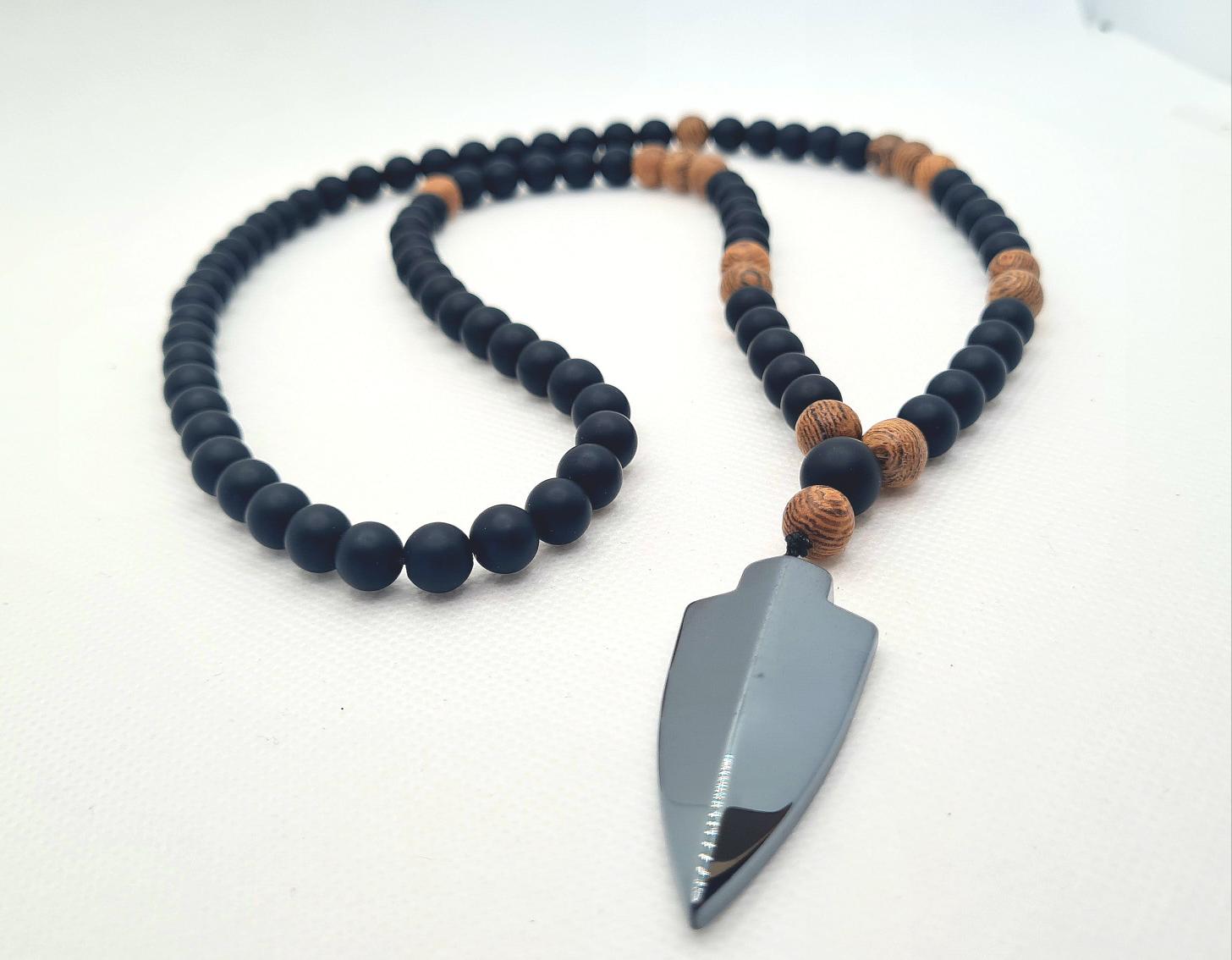 Collier homme "Fer de lance" en perles de bois précieux, onyx mat et pendentif en hématite 