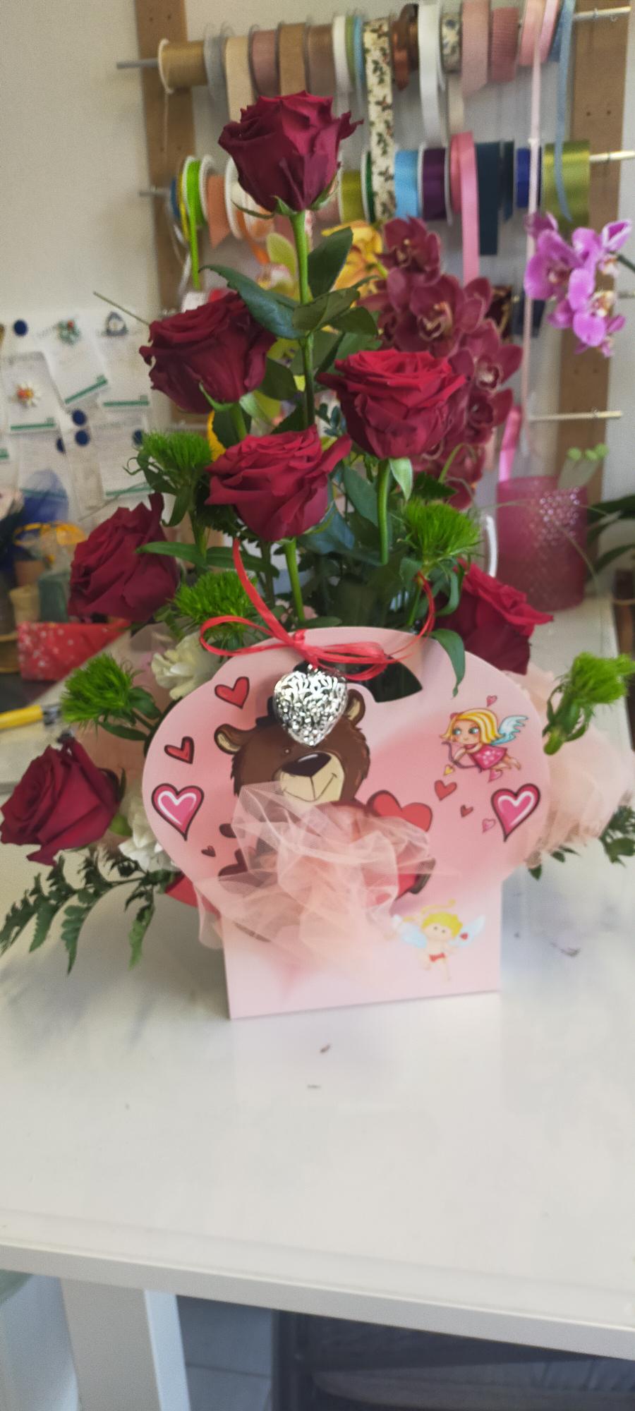 Confezione reciso San Valentino  con 5 rose rosse e cuore barocco in metallo 