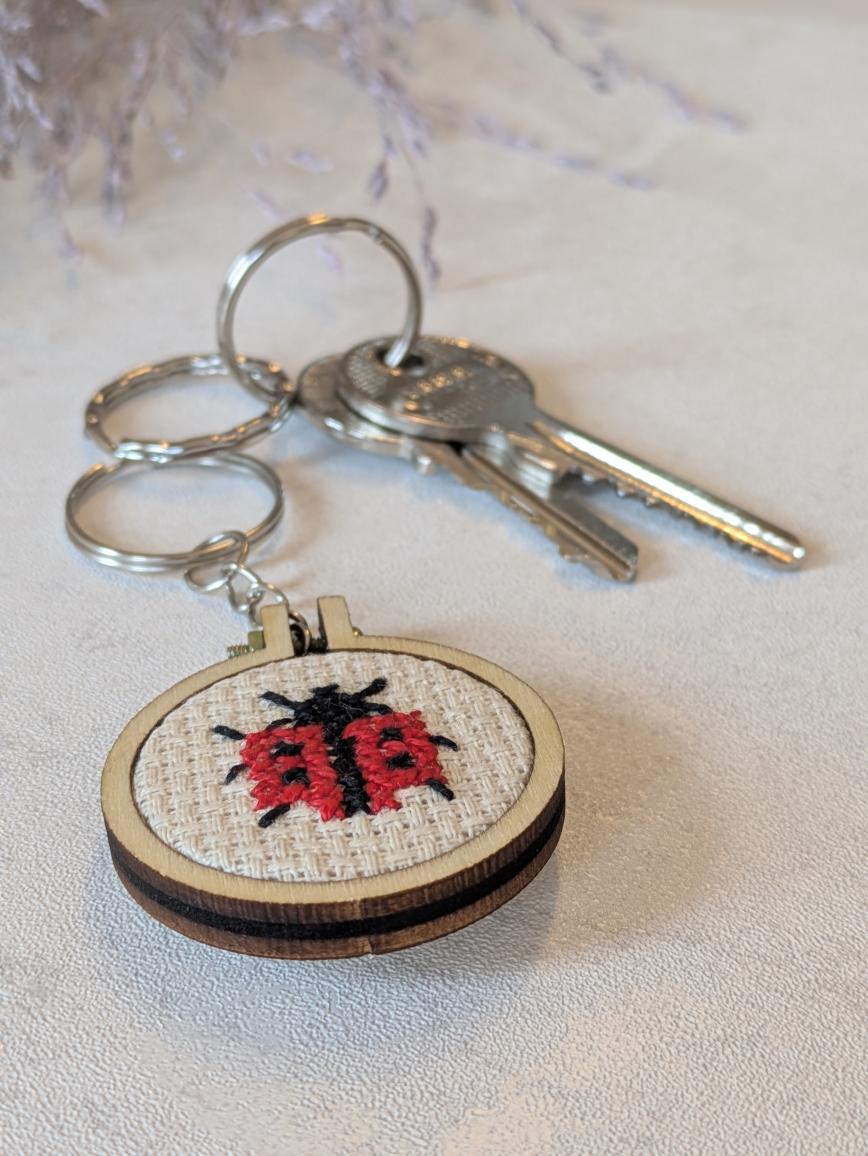 Obesek za ključe - pikapolonica