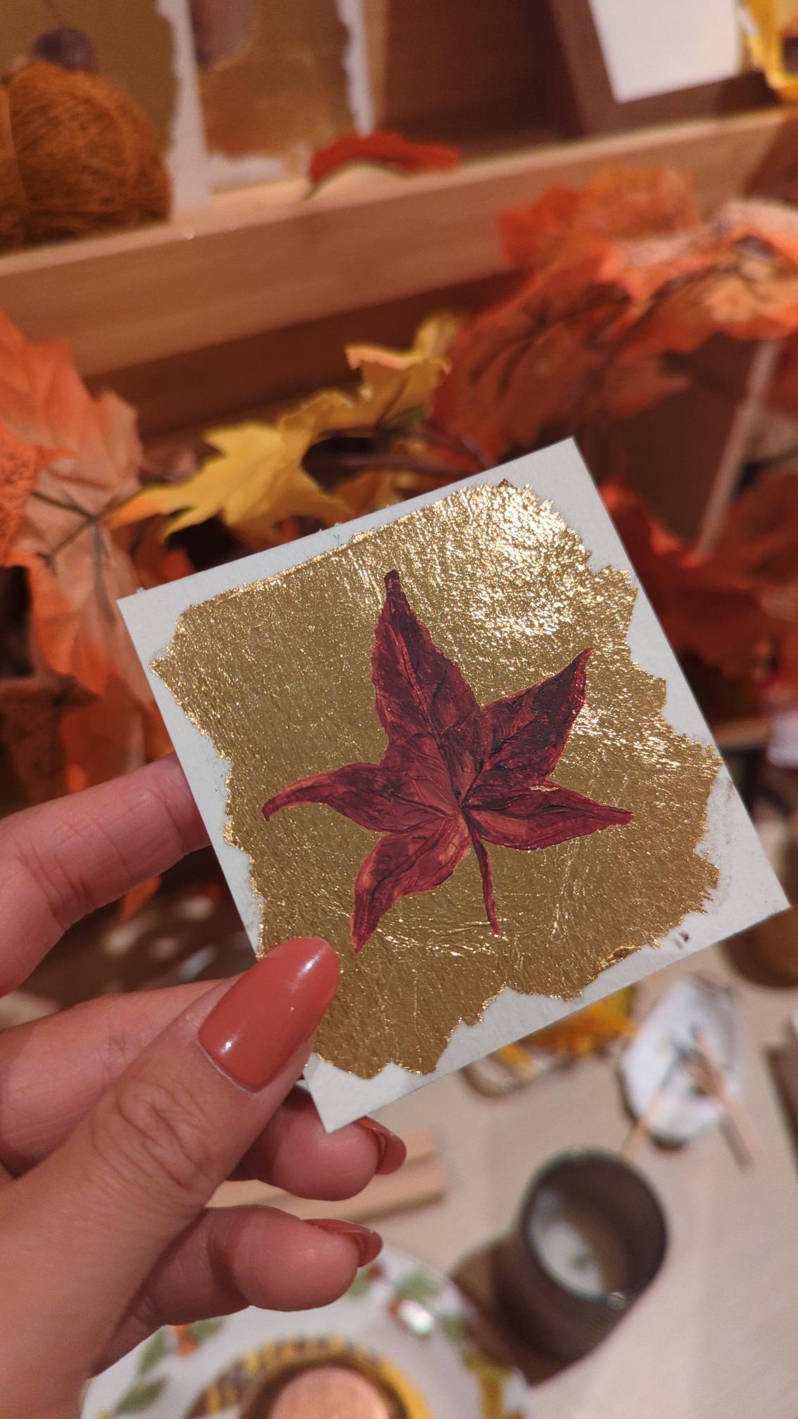 Feuille d&#039;érable sur fond d&#039;or